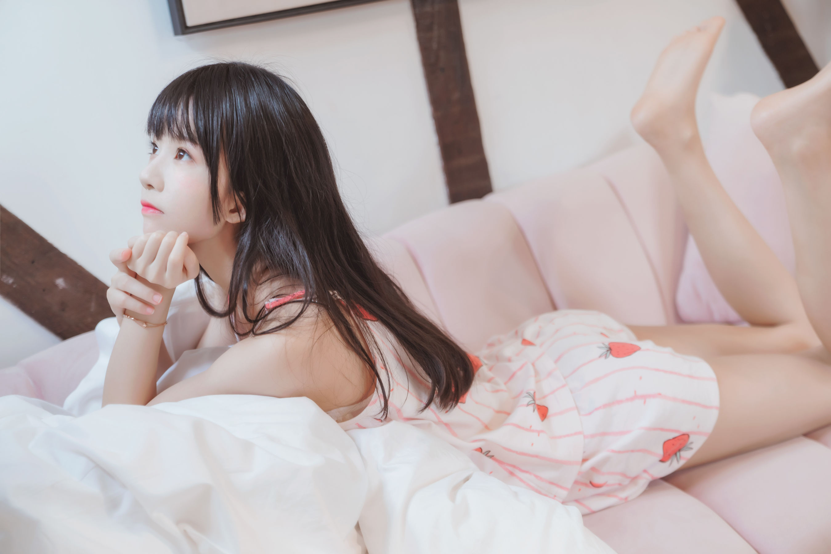 [COS福利] 桜桃喵 - 甜甜之唇边小草莓第2张