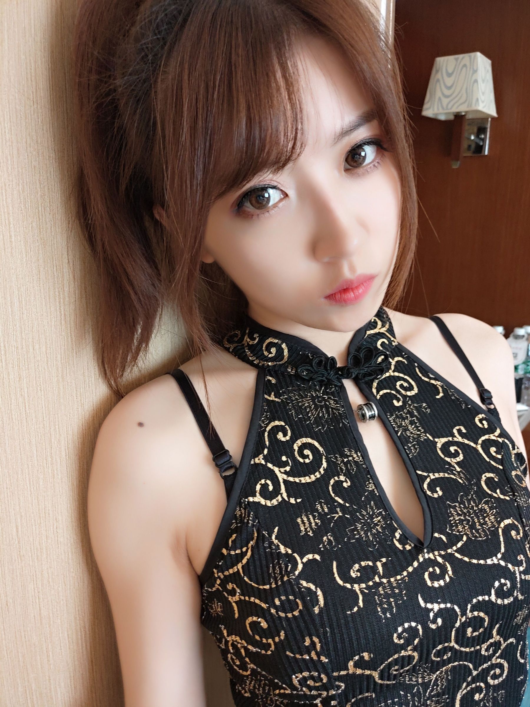 [COS福利] 斗鱼主播小女巫露娜 - 黑丝旗袍第9张