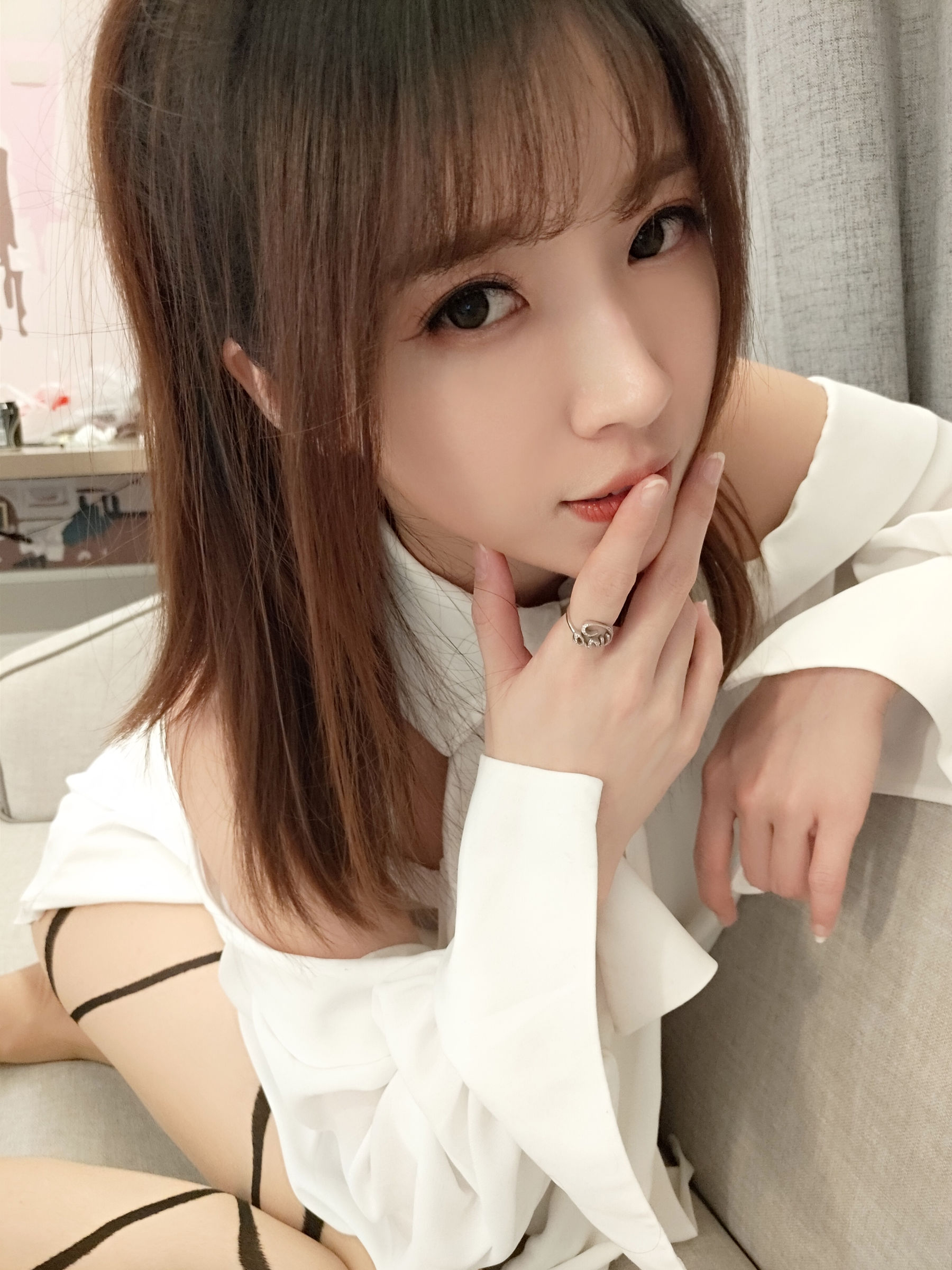 [COS福利] 斗鱼主播小女巫露娜 - 条纹提花白衬衣第13张