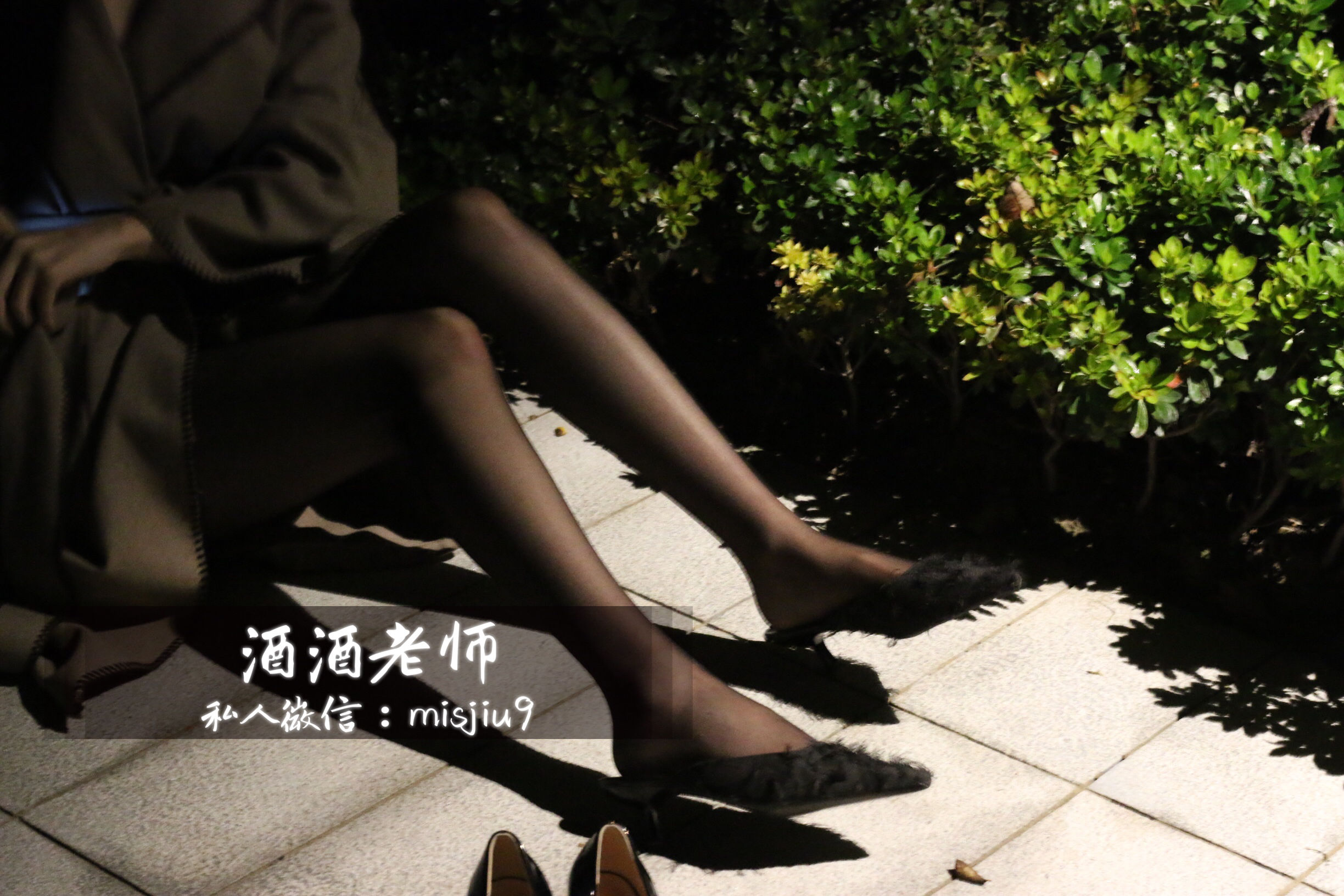 [福利COS] 酒酒老师 - 英伦短裙与黑丝高跟第3张