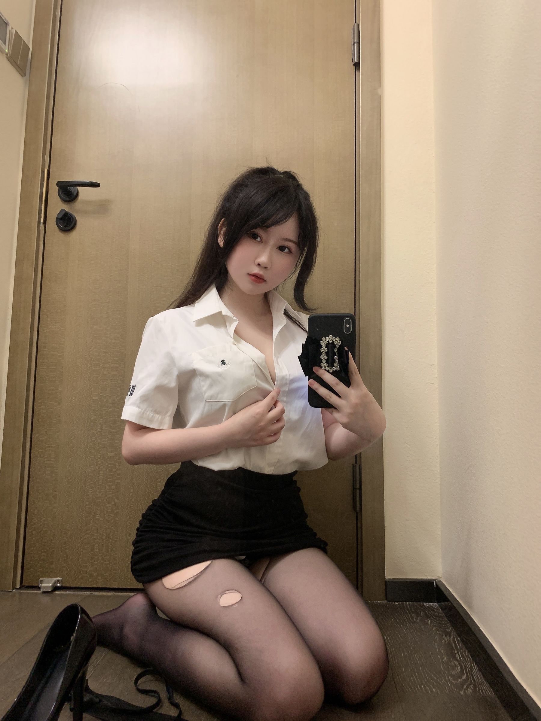 [福利COS] 蜜桃少女是依酱呀 - 刚入职的新人第4张