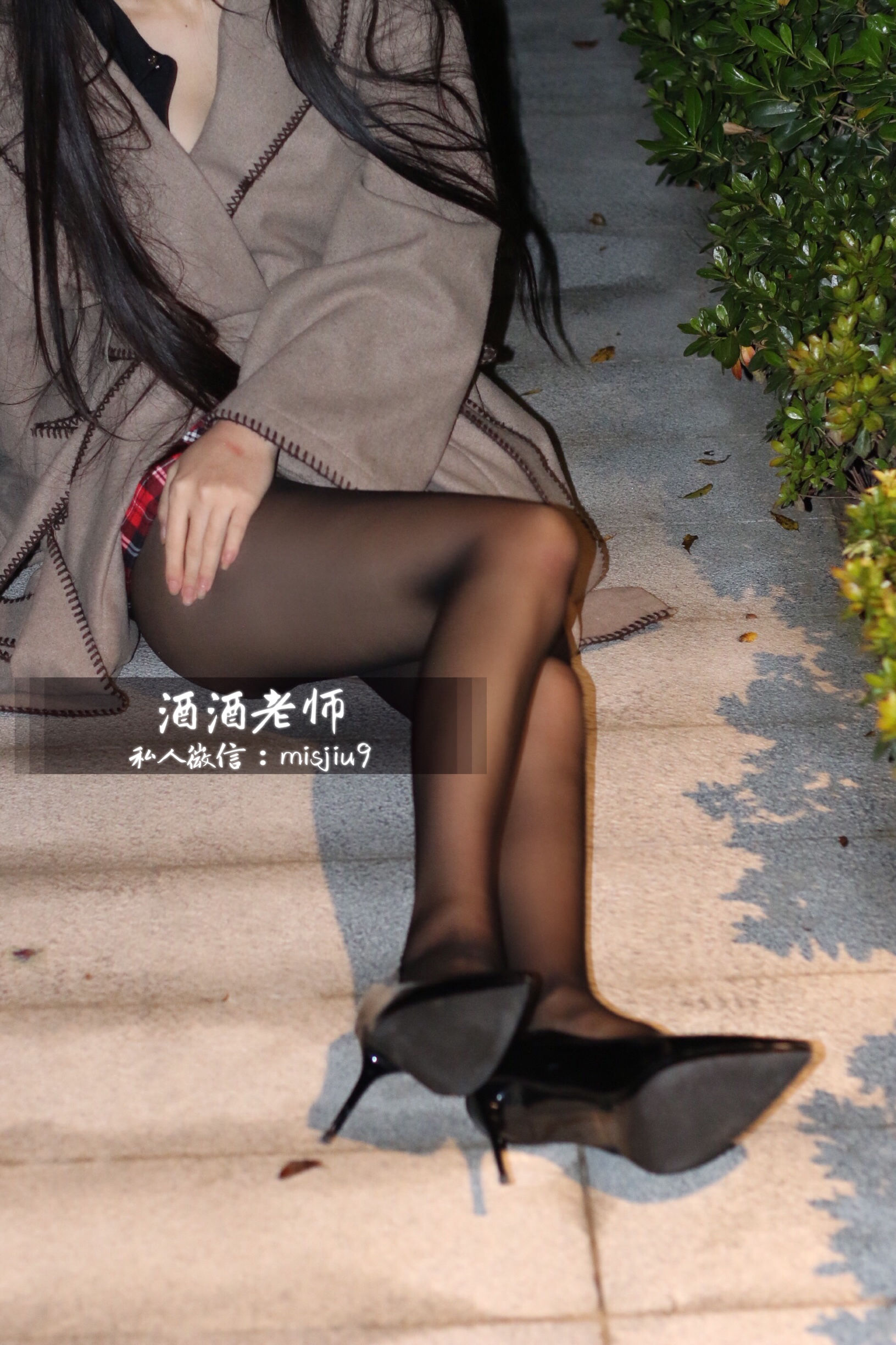 [福利COS] 酒酒老师 - 英伦短裙与黑丝高跟第11张