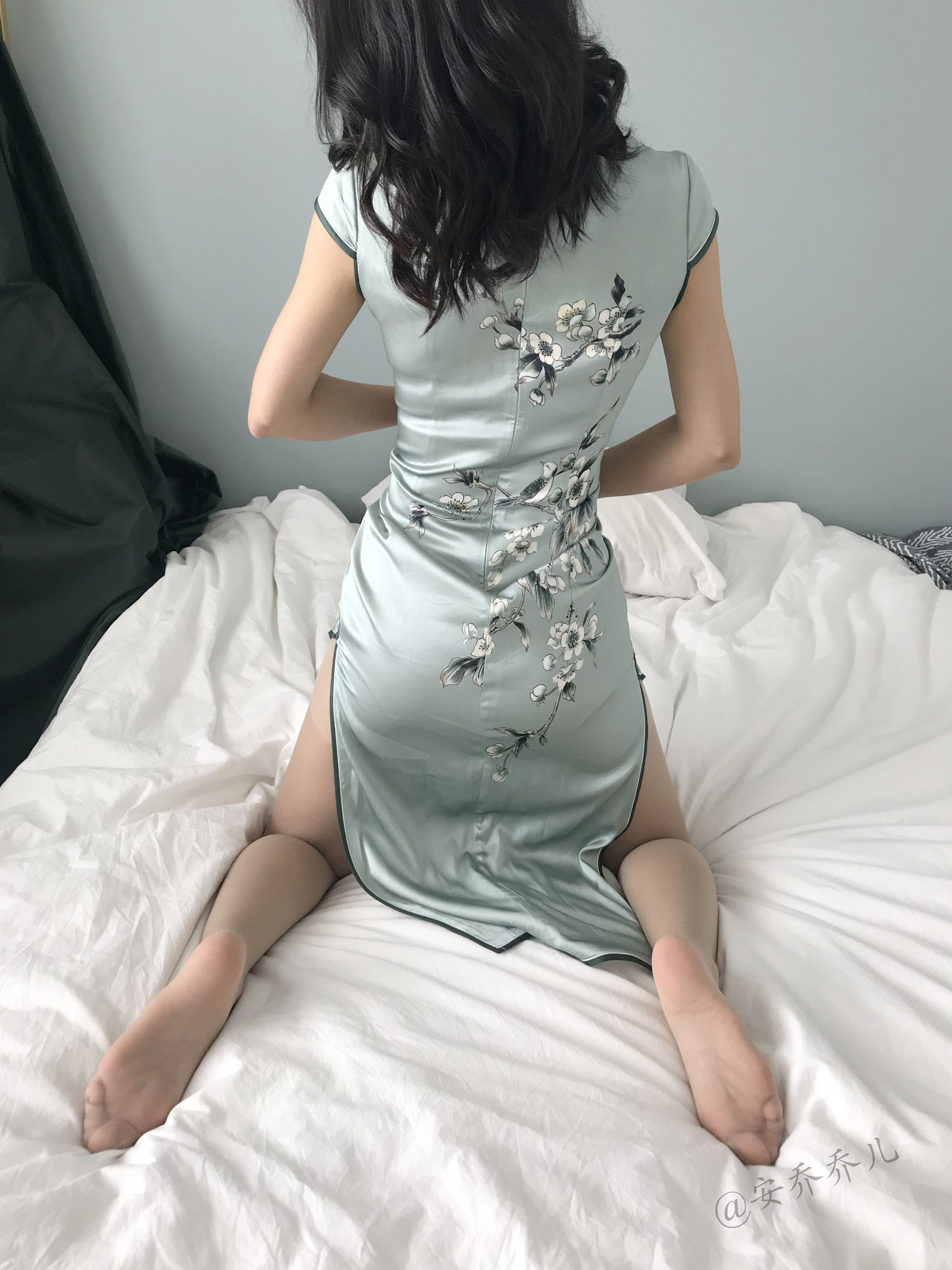 [福利COS] 安乔乔儿(Nia乔乔) No.017 安乔乔儿 黑丝旗袍第10张