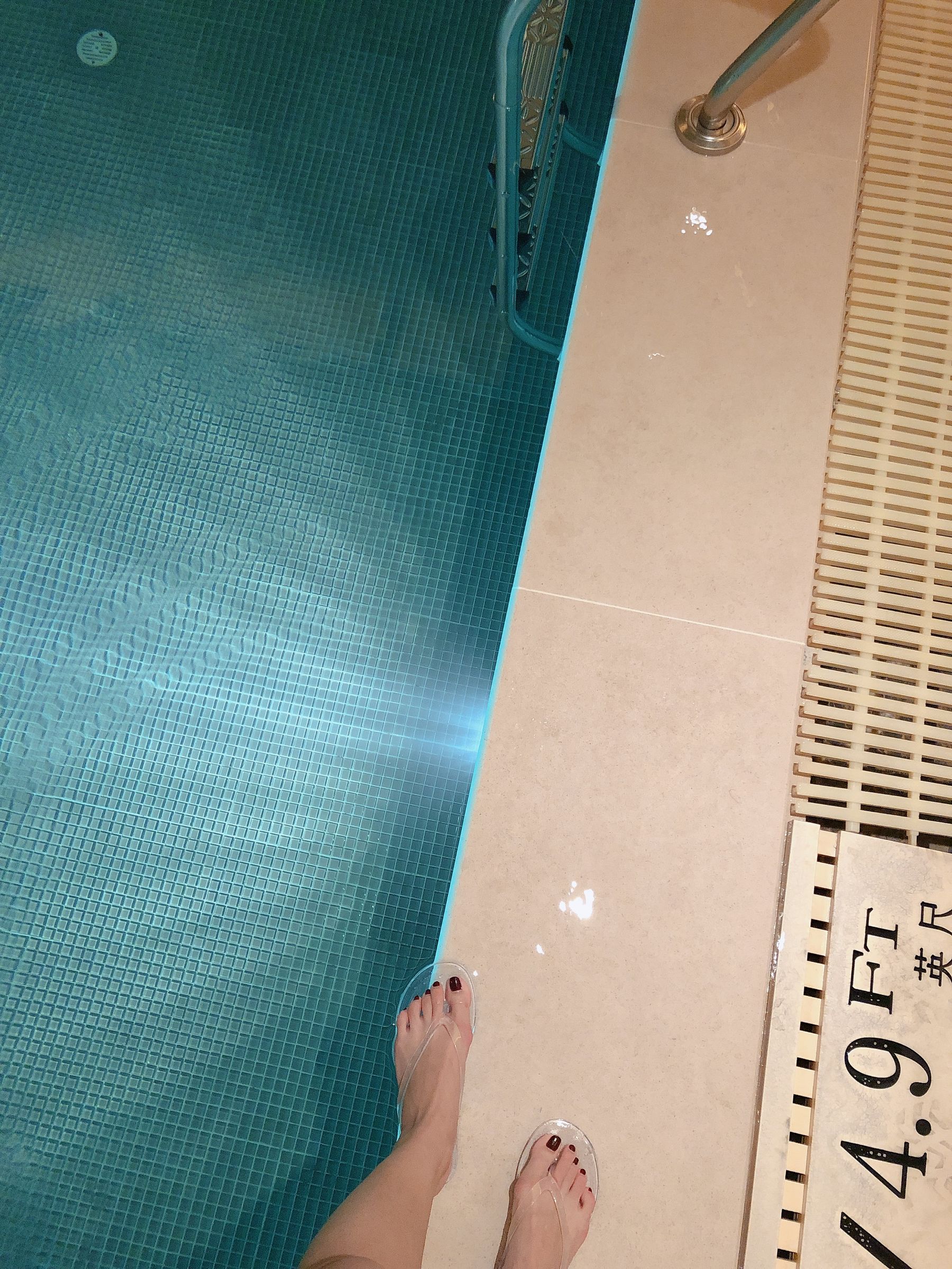 [福利COS] 安乔乔儿(Nia乔乔) No.012 泳池裸足第9张