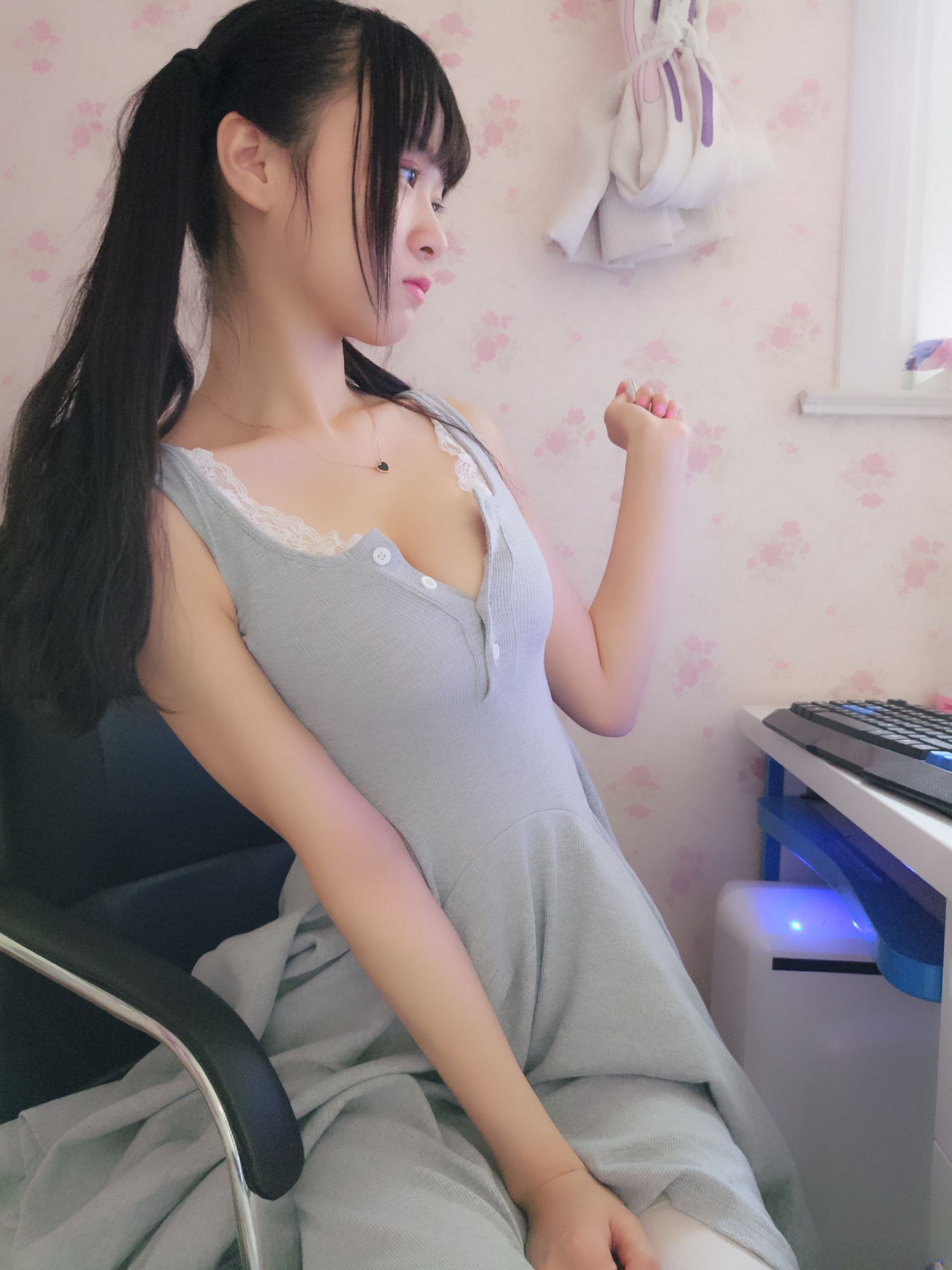 [福利COS] 双马尾少女赛高酱作品 - 露脸灰色裙子第6张