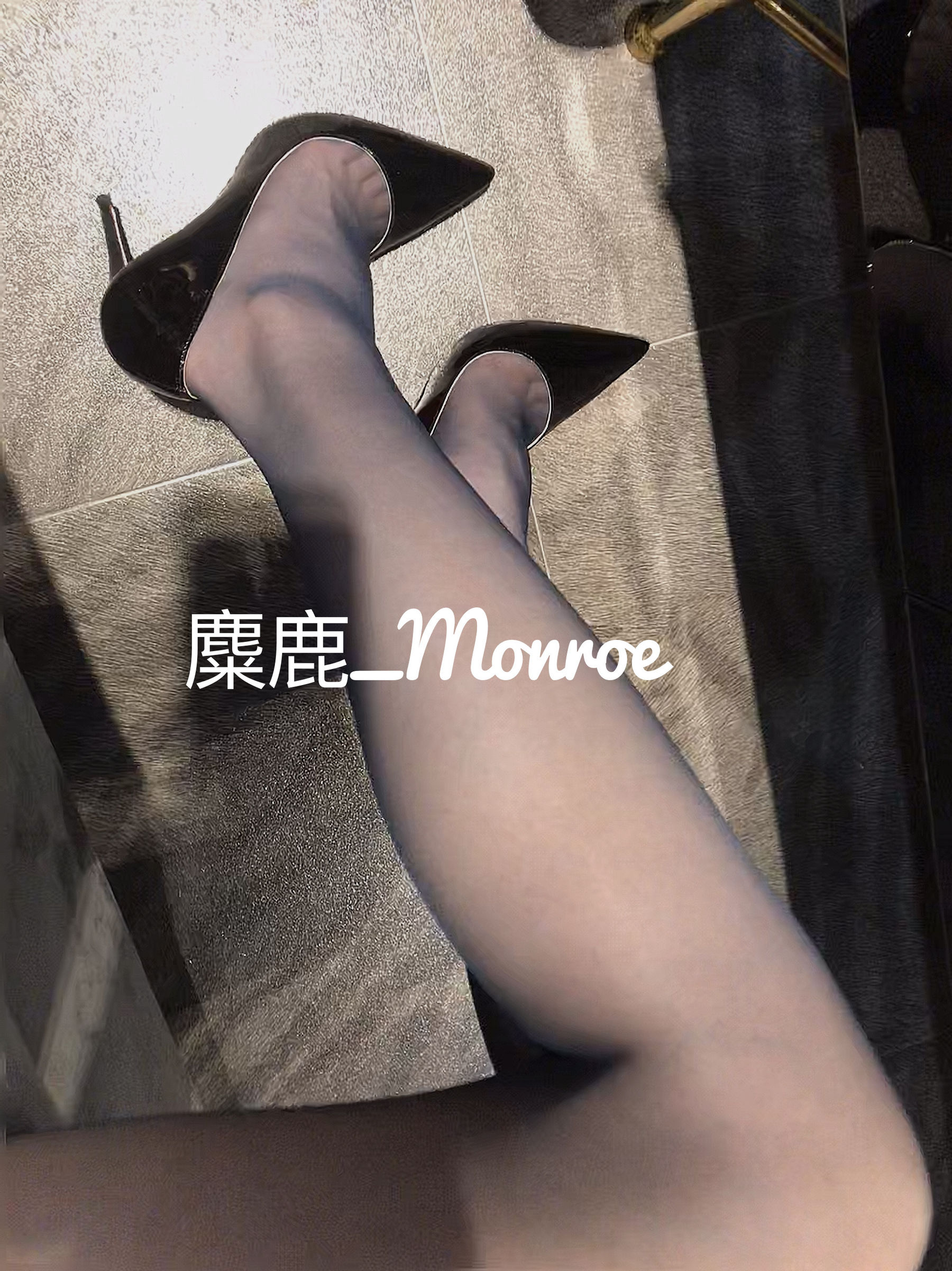 [福利COS] 丝足博主麋鹿_Monroe 2020.06.09 黑蕾丝半筒袜第7张