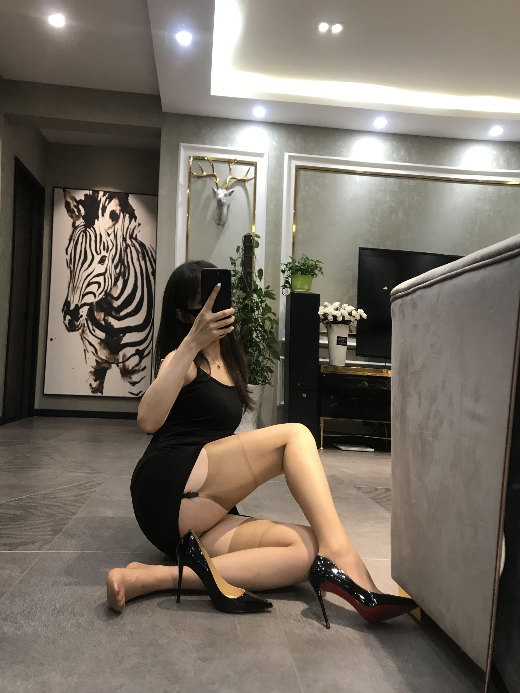 [福利COS] 丝足博主麋鹿_Monroe 2020.06.10 看看美腿第13张