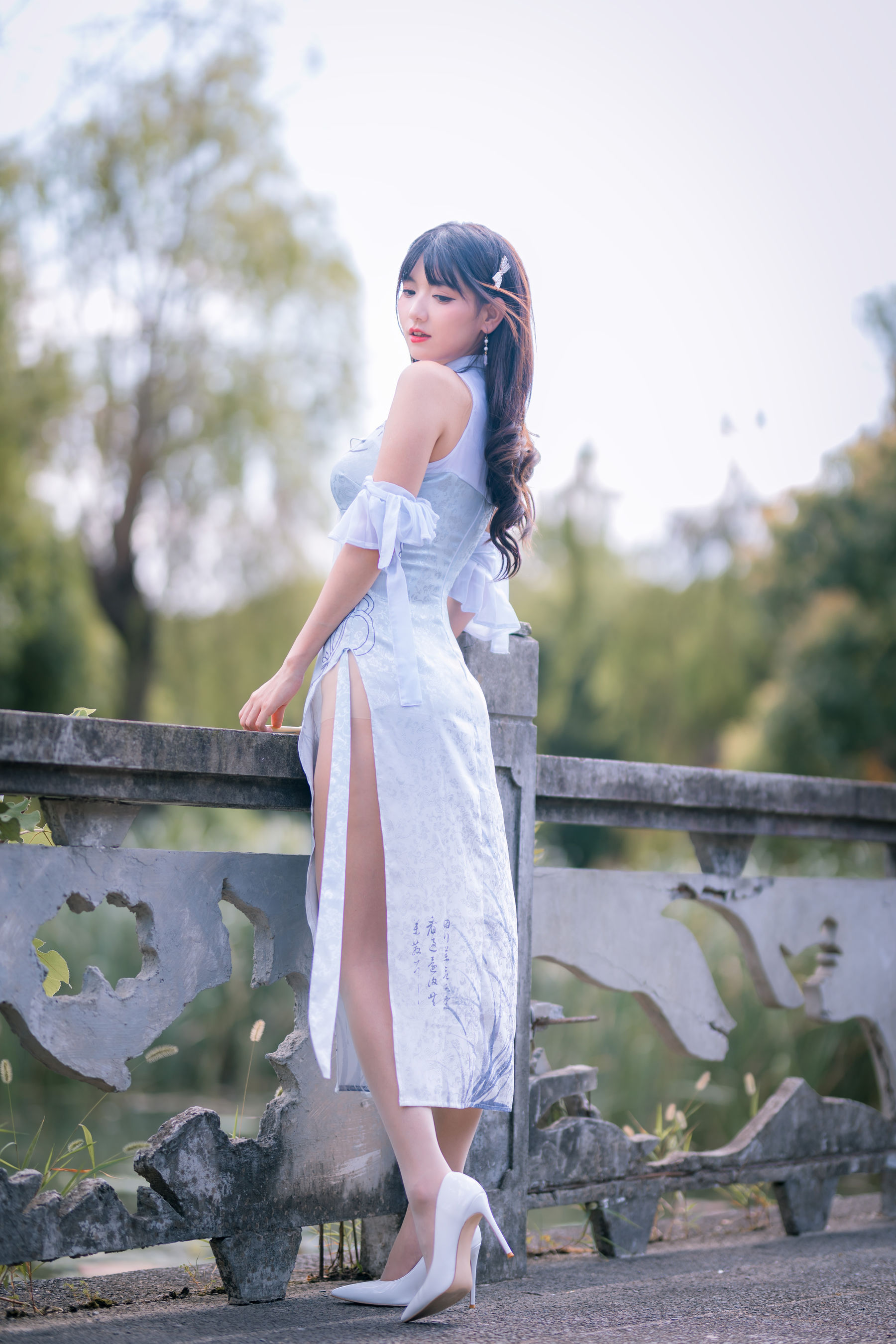 [福利COS] 可爱妹子陆卿卿kyokyo - 蓝色旗袍第4张