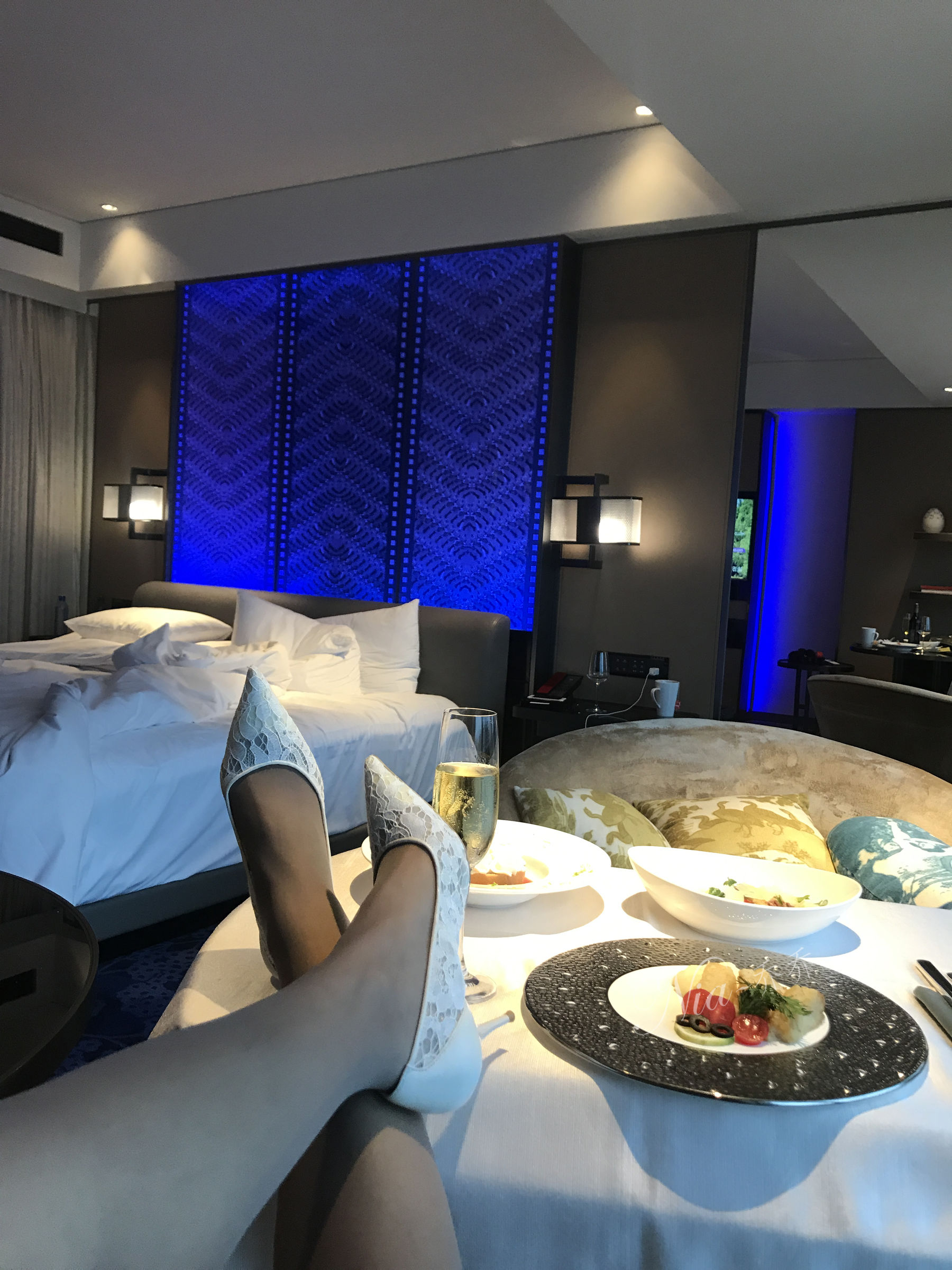 [福利COS] 安乔乔儿(Nia乔乔) No.023 出差刚到酒店呀第35张