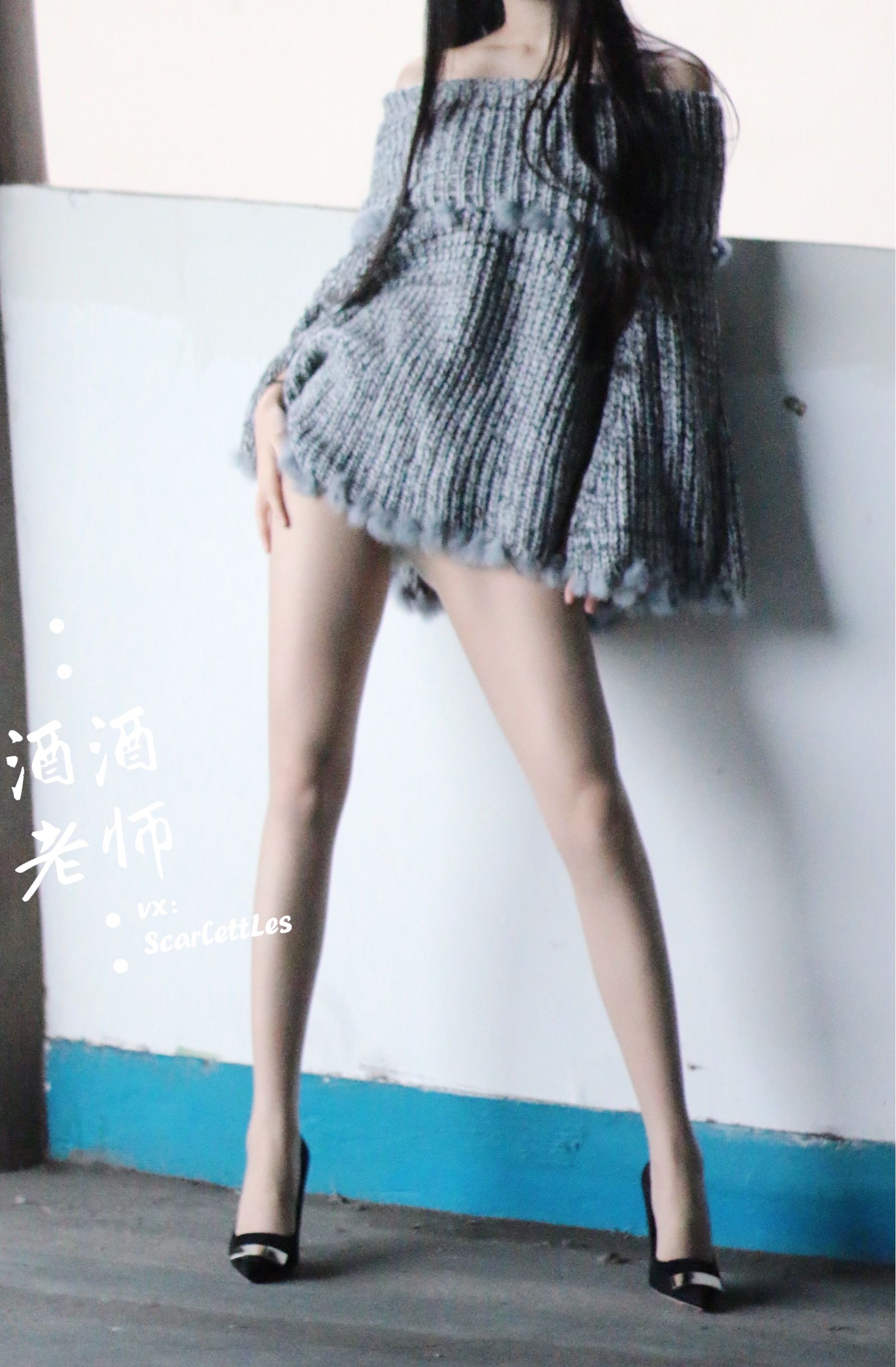 [福利COS] 酒酒老师 - 停车场里的超短裙第10张