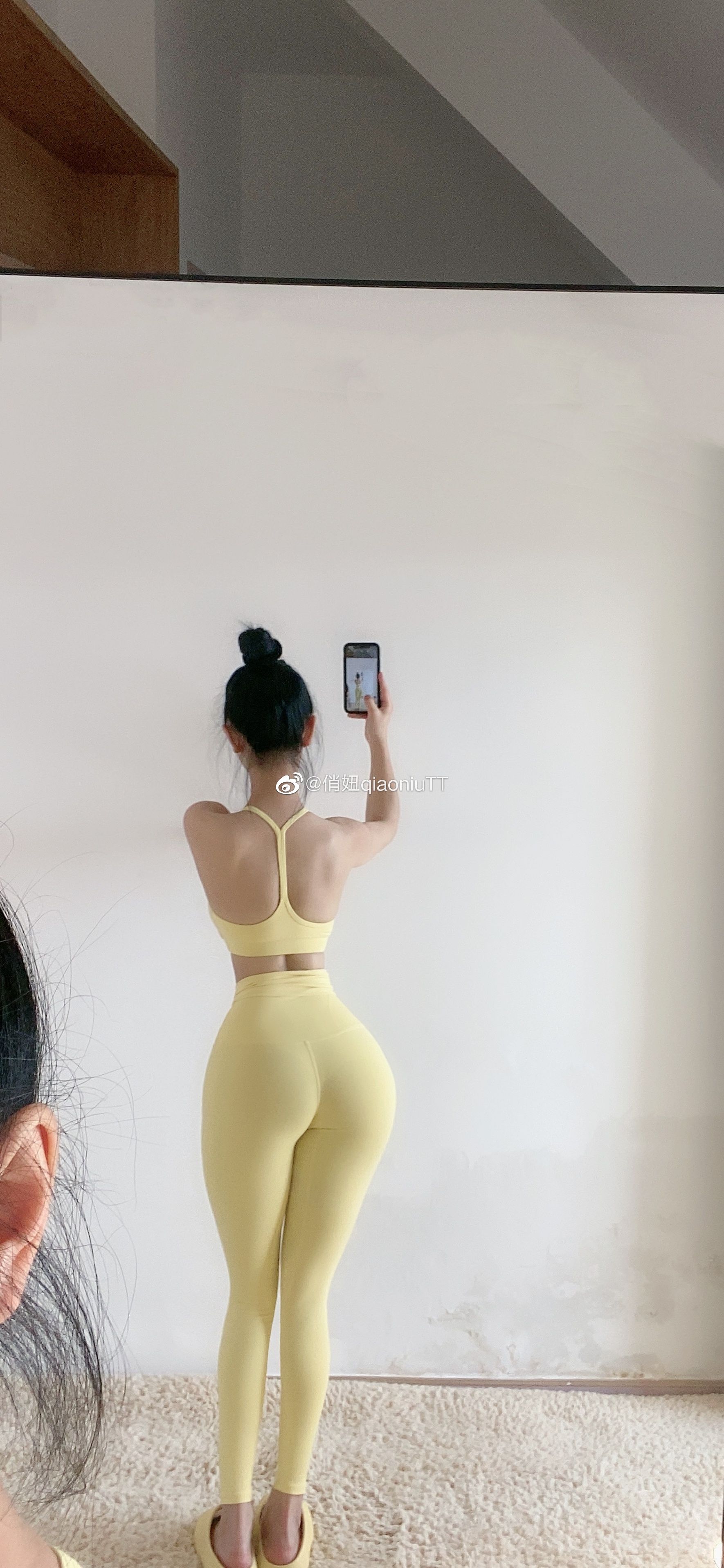 [福利COS] 俏妞qiaoniuTT - 丝袜长腿翘臀 视图合集第34张