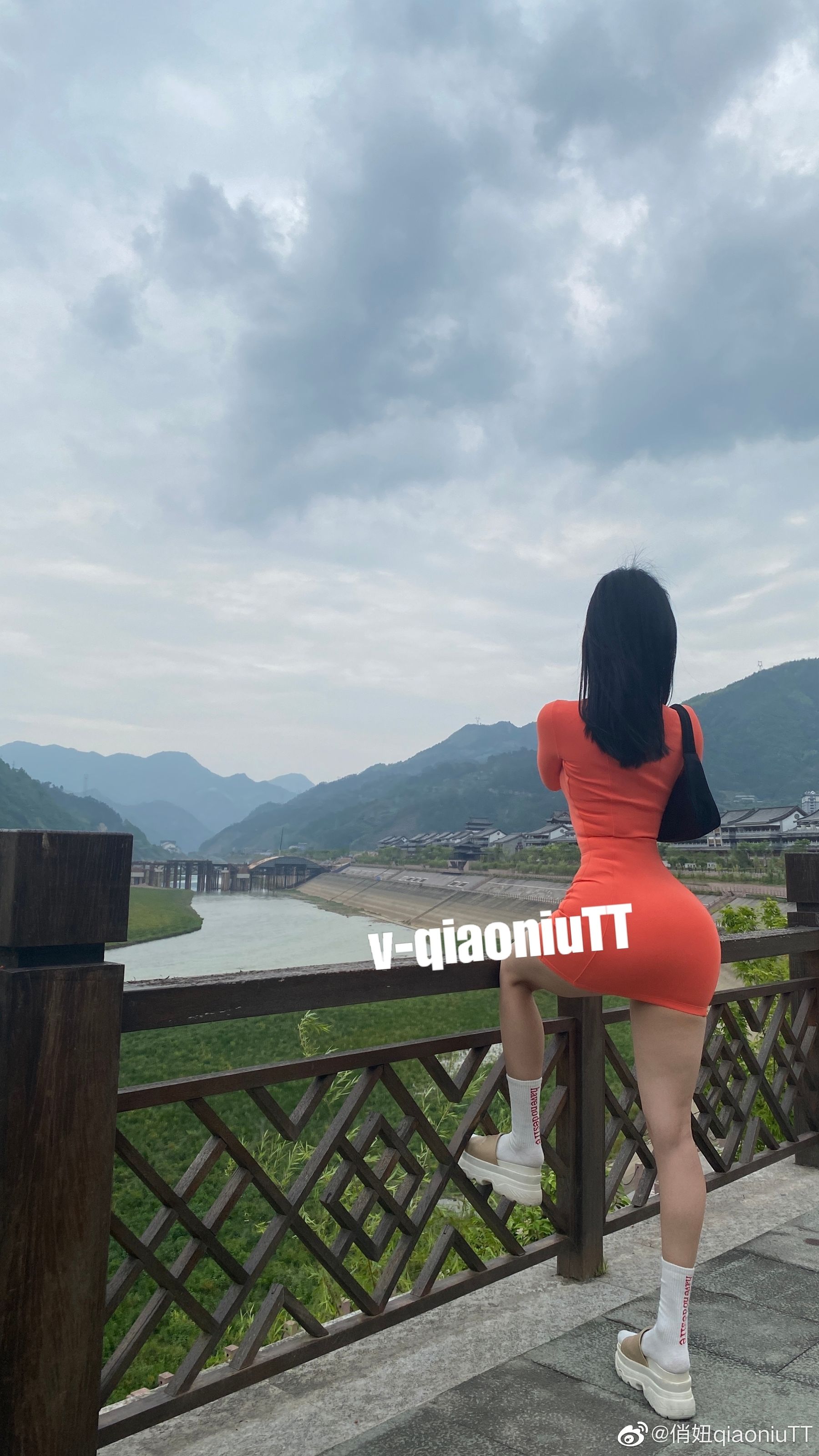 [福利COS] 俏妞qiaoniuTT - 丝袜长腿翘臀 视图合集第17张