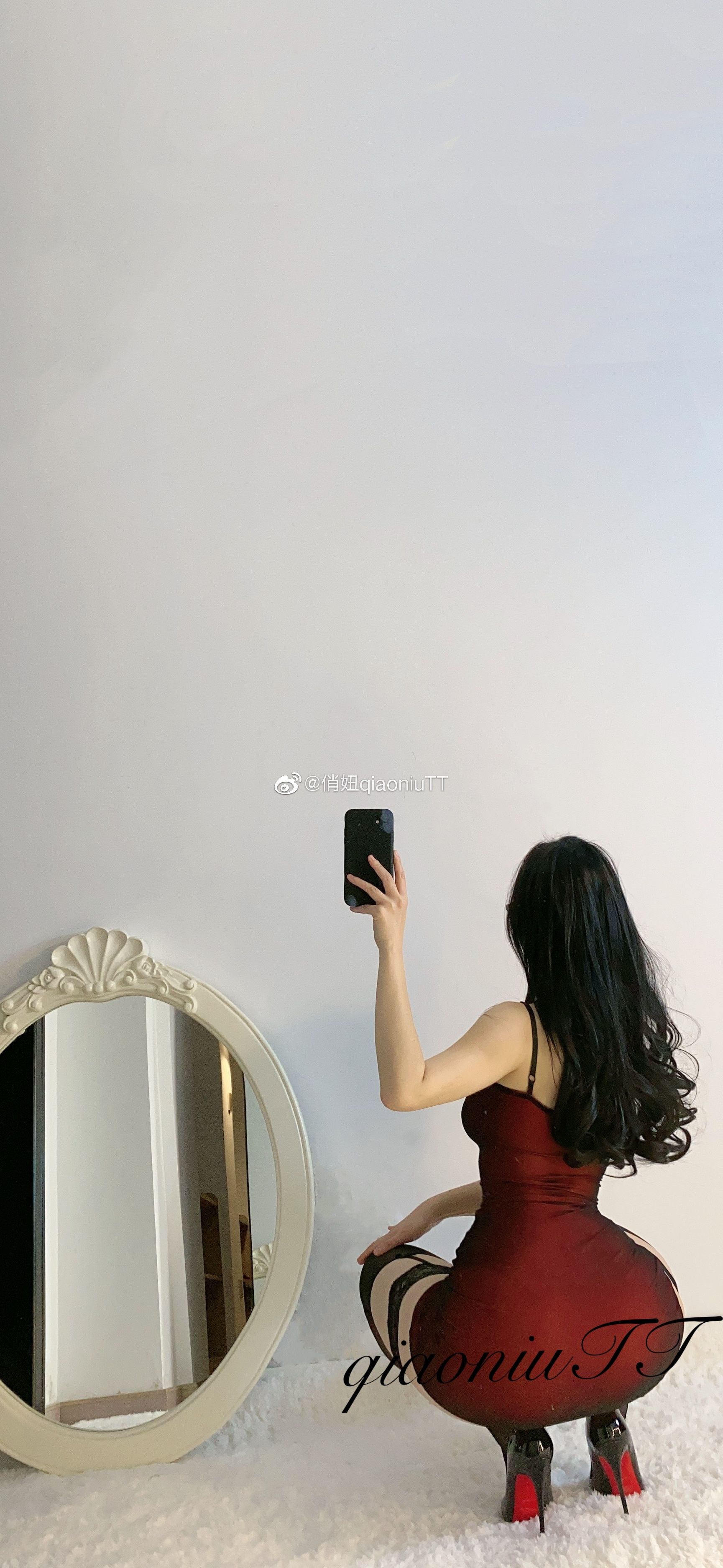 [福利COS] 俏妞qiaoniuTT - 丝袜长腿翘臀 视图合集第40张