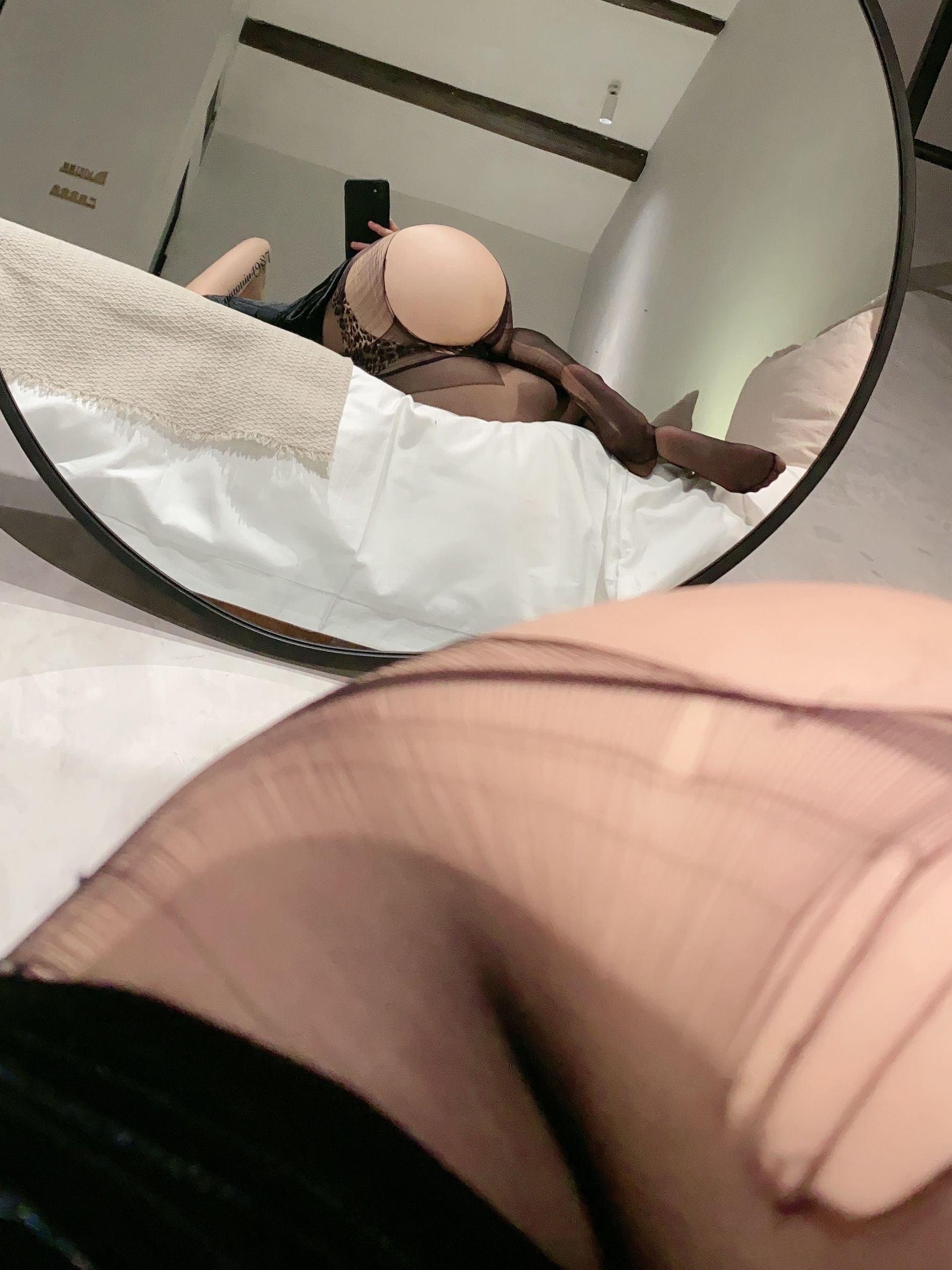 [福利COS] 俏妞qiaoniuTT - 丝袜长腿翘臀 视图合集第56张