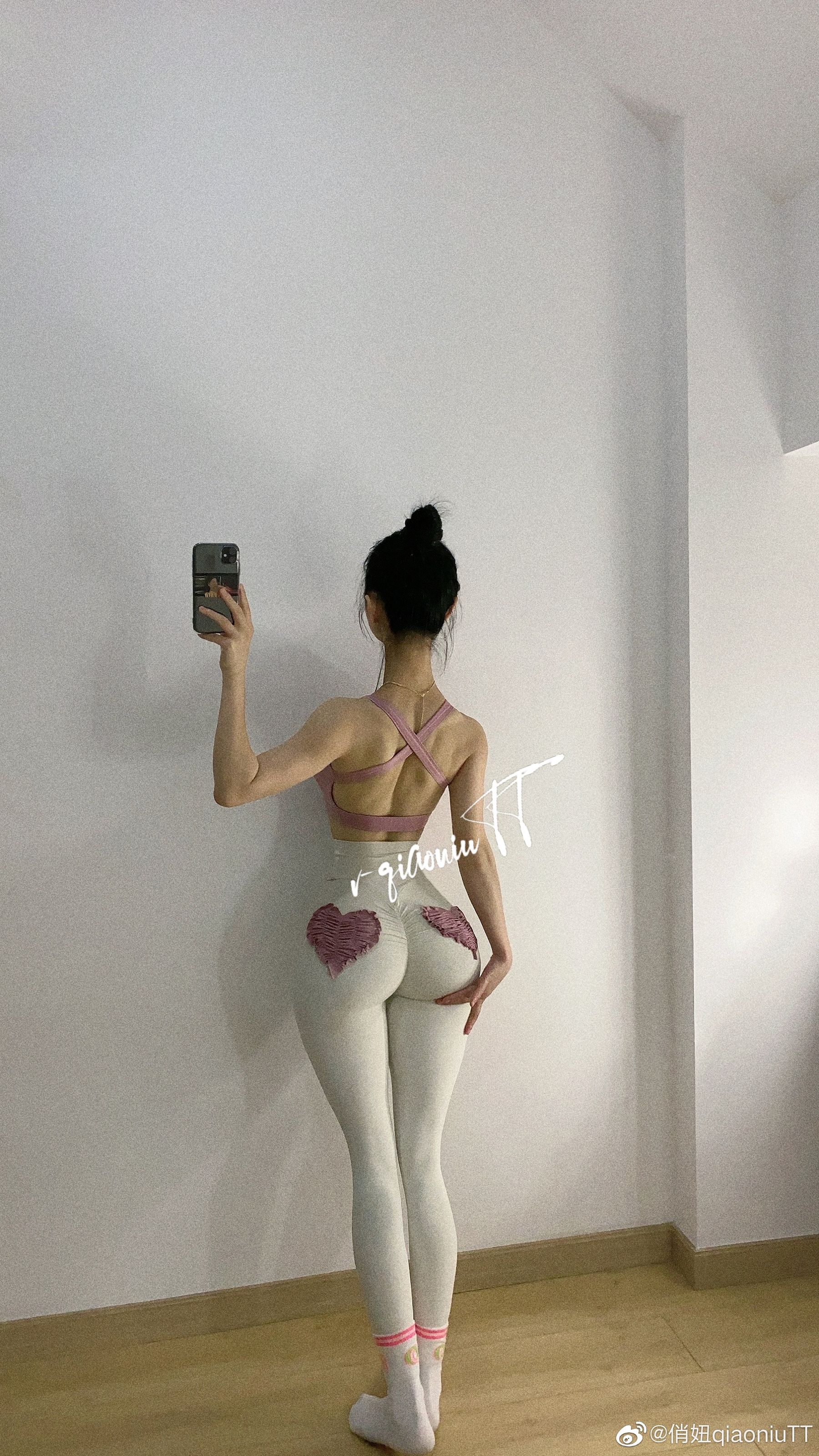 [福利COS] 俏妞qiaoniuTT - 丝袜长腿翘臀 视图合集第21张