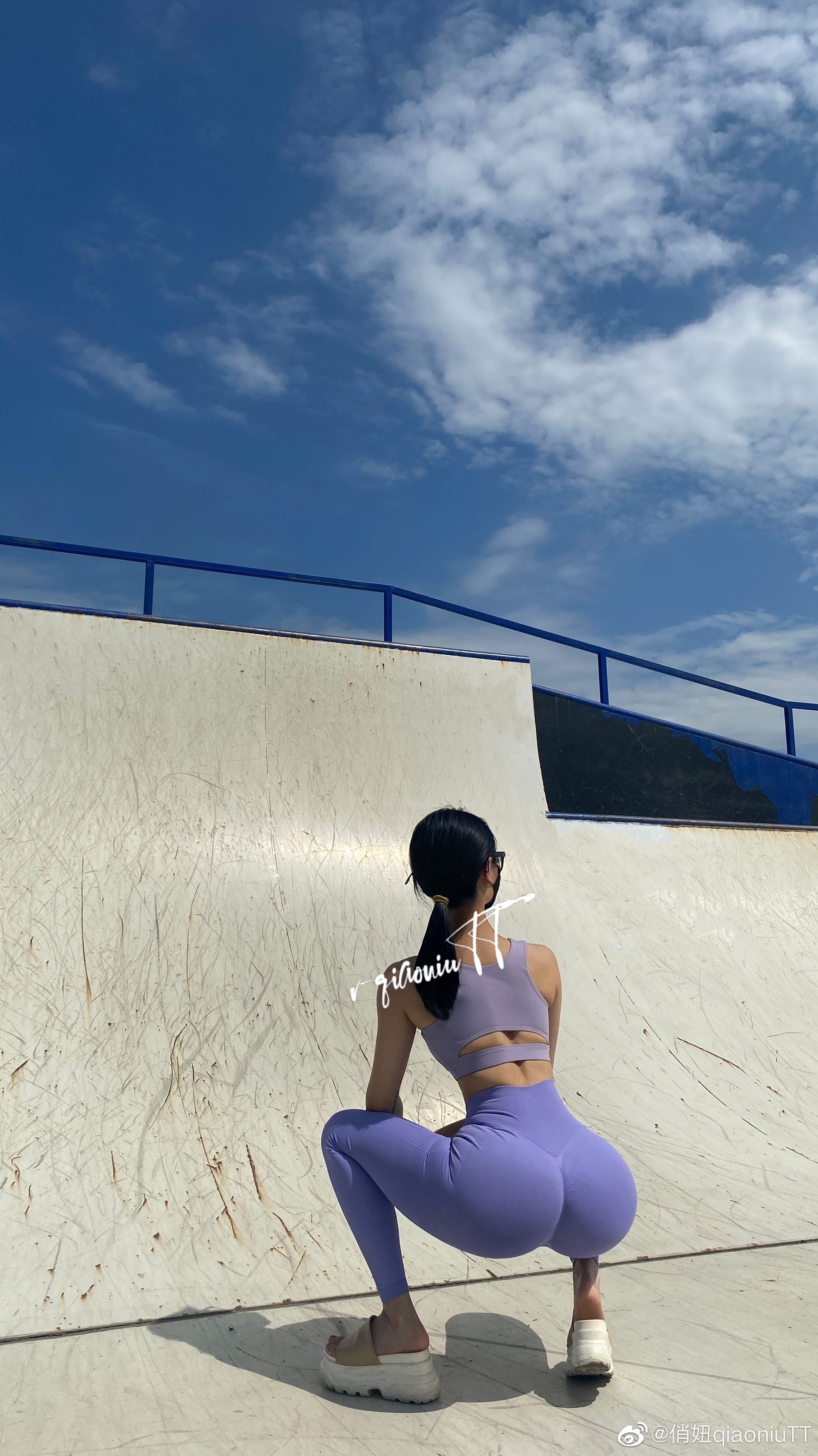 [福利COS] 俏妞qiaoniuTT - 丝袜长腿翘臀 视图合集第19张