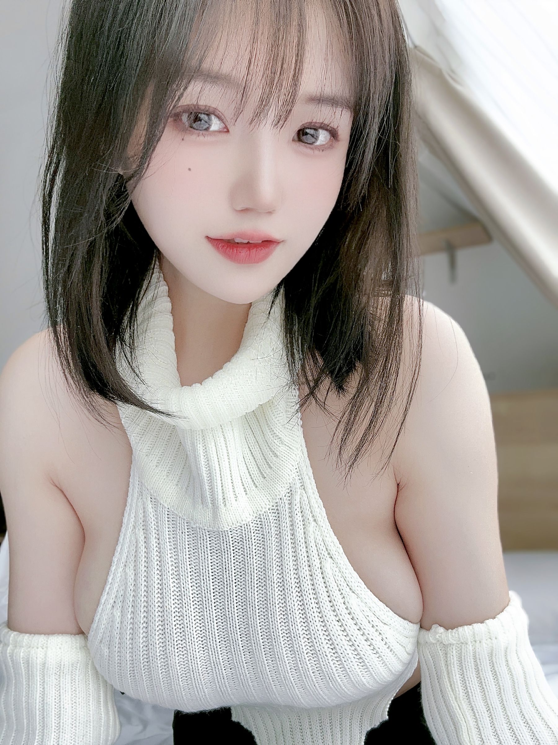 [福利COS] 动漫博主小仓千代w 2022-12-14 白色露背毛衣第1张