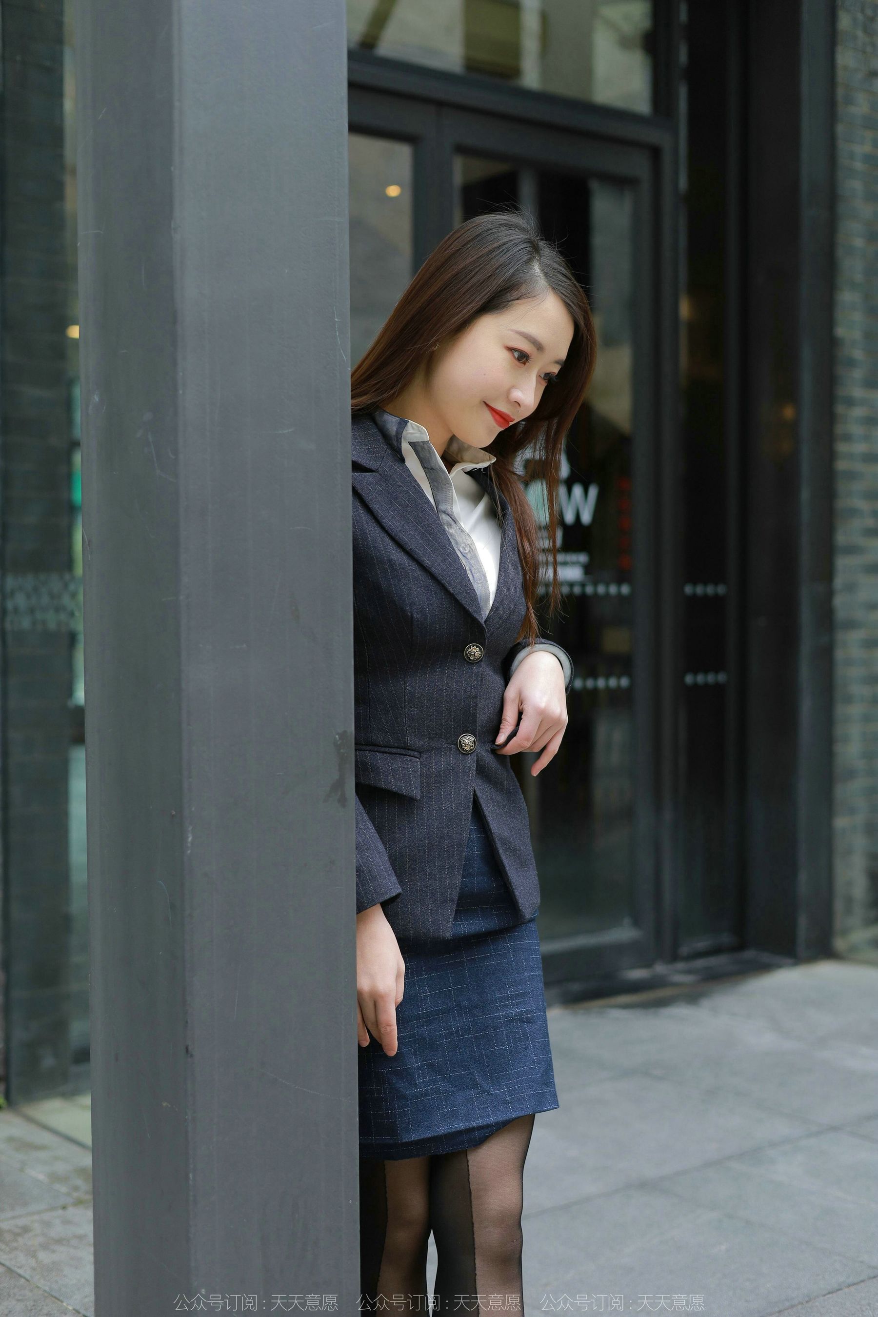 [异思趣向IESS] 模特：小婕《红鞋职业装》第10张
