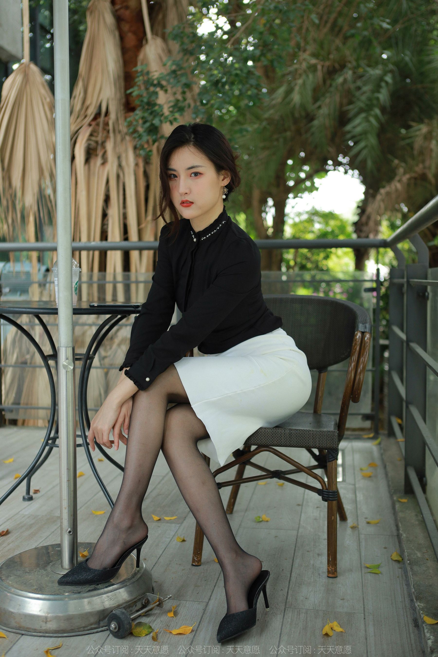 [异思趣向IESS] 模特：小宝 《黑丝黑衬衣》第12张