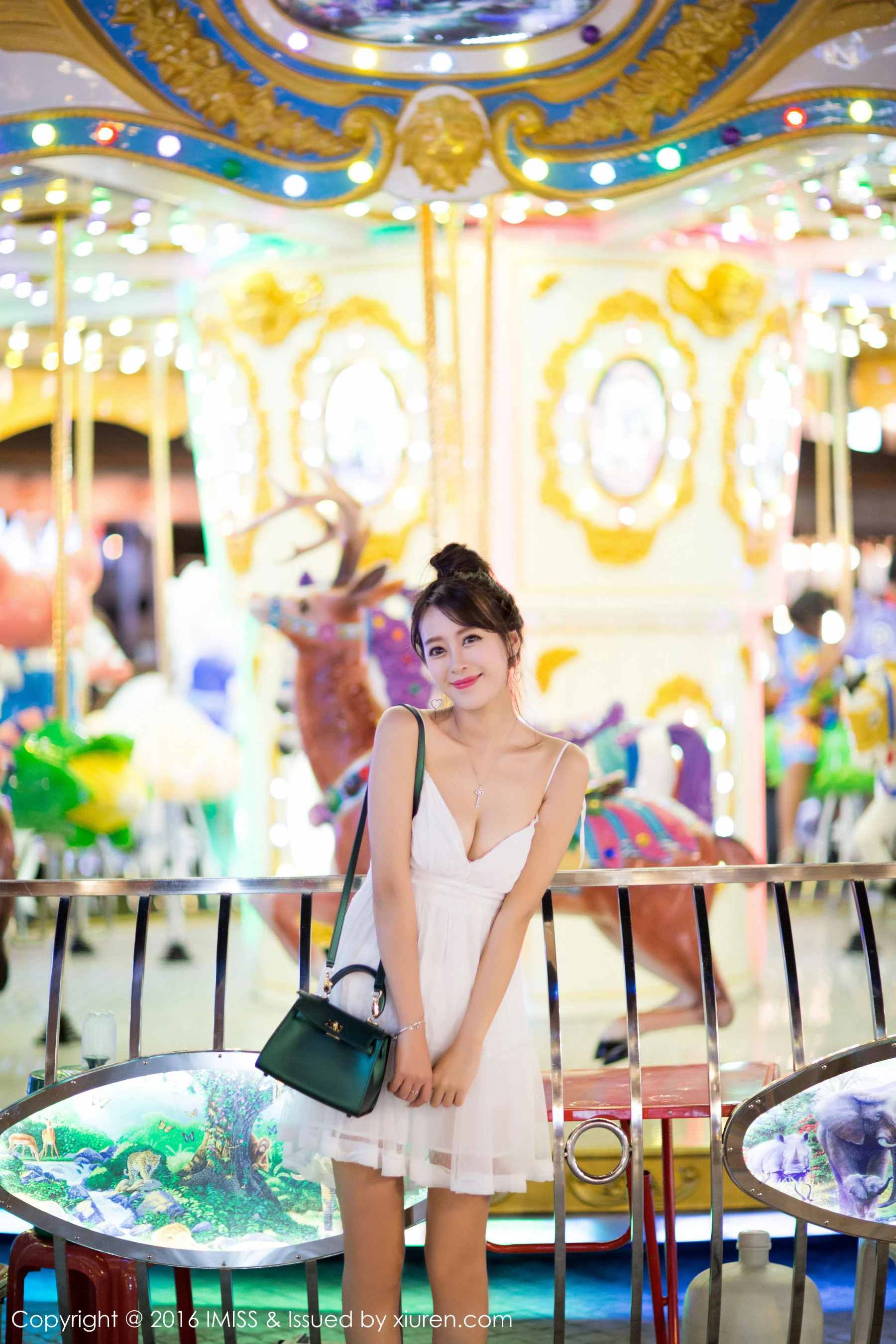  王曼妮好Q 《街拍+泳池旁小清新系列》爱蜜社IMiss Vol.141第3张