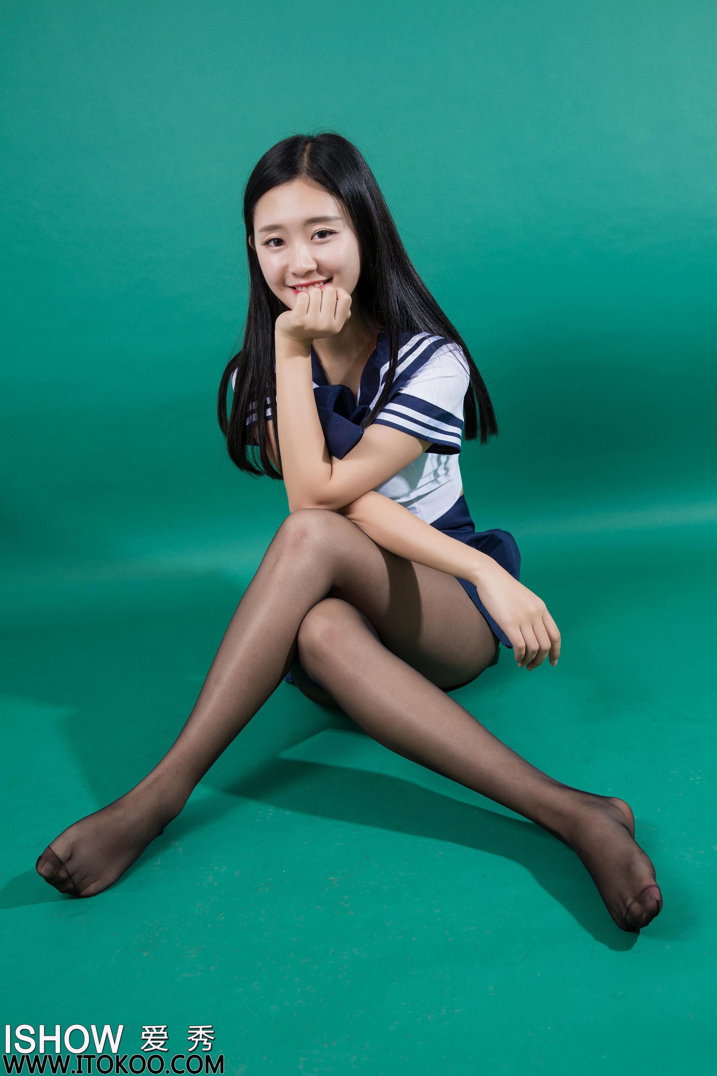 [ISHOW爱秀]蓝白水手学生制服美女Model 樱桃Cherry 黑丝美腿与闪亮高跟性感写真 2016-01-23 No.027第6张