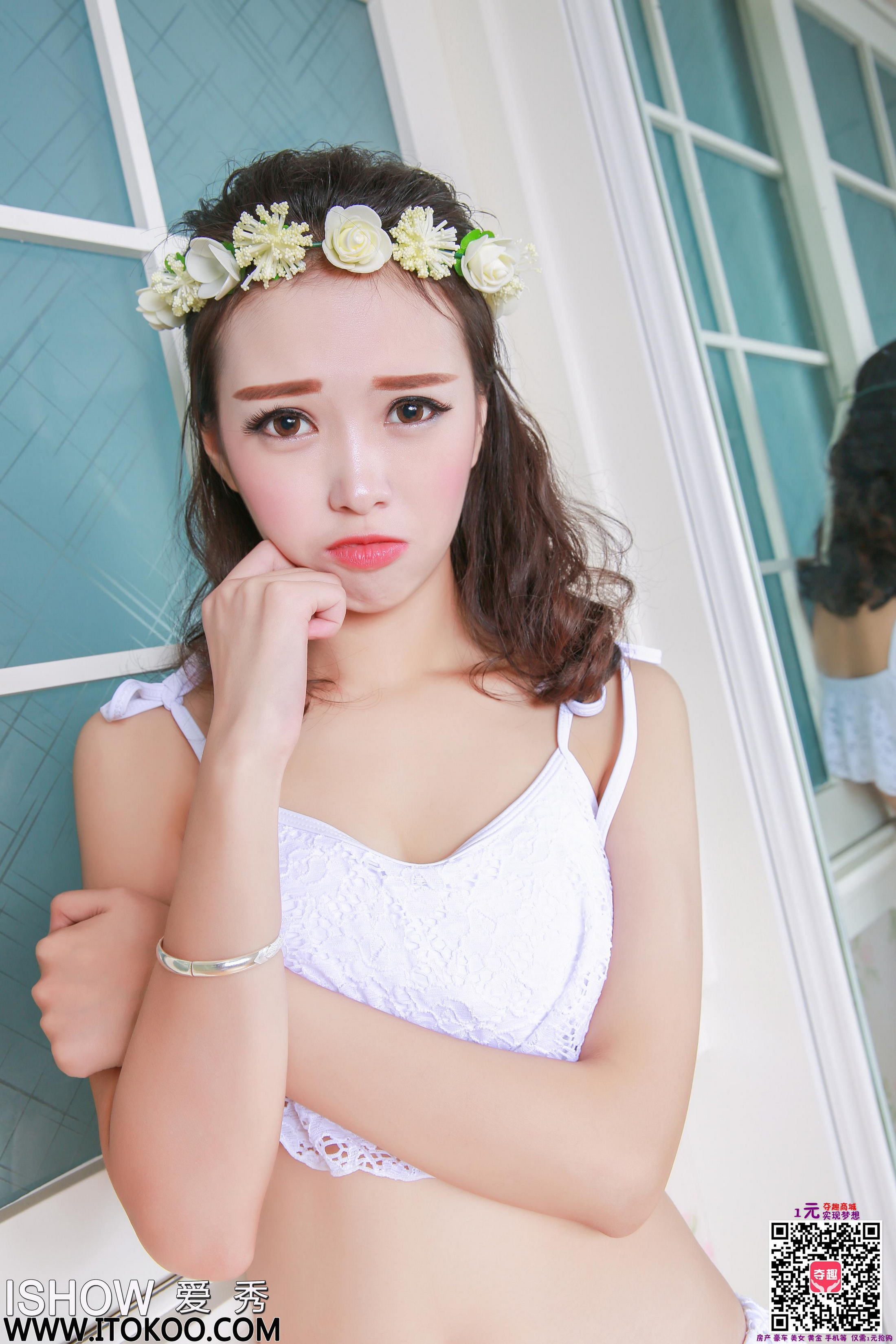 [ISHOW爱秀]白色缕空情趣吊带小短裙美女 馨雅Adela 肉色连身丝袜美腿与金色高跟性感写真 2016-11-11 No.075第4张