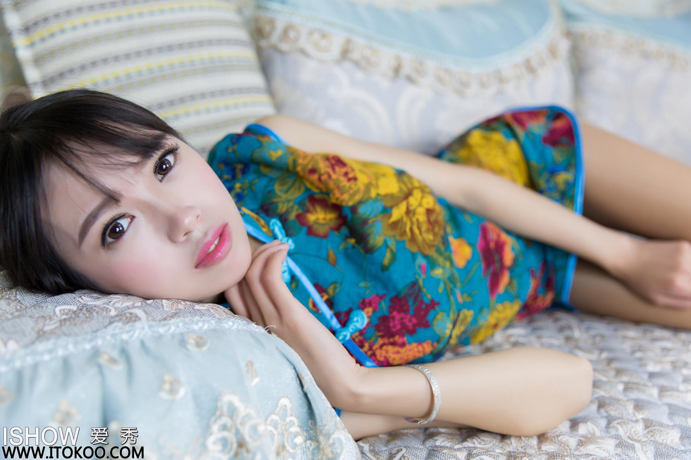 [ISHOW爱秀]青色短旗袍美女馨雅Adela肉色丝袜美腿与白色高跟性感写真 2017-02-03 No.087第9张