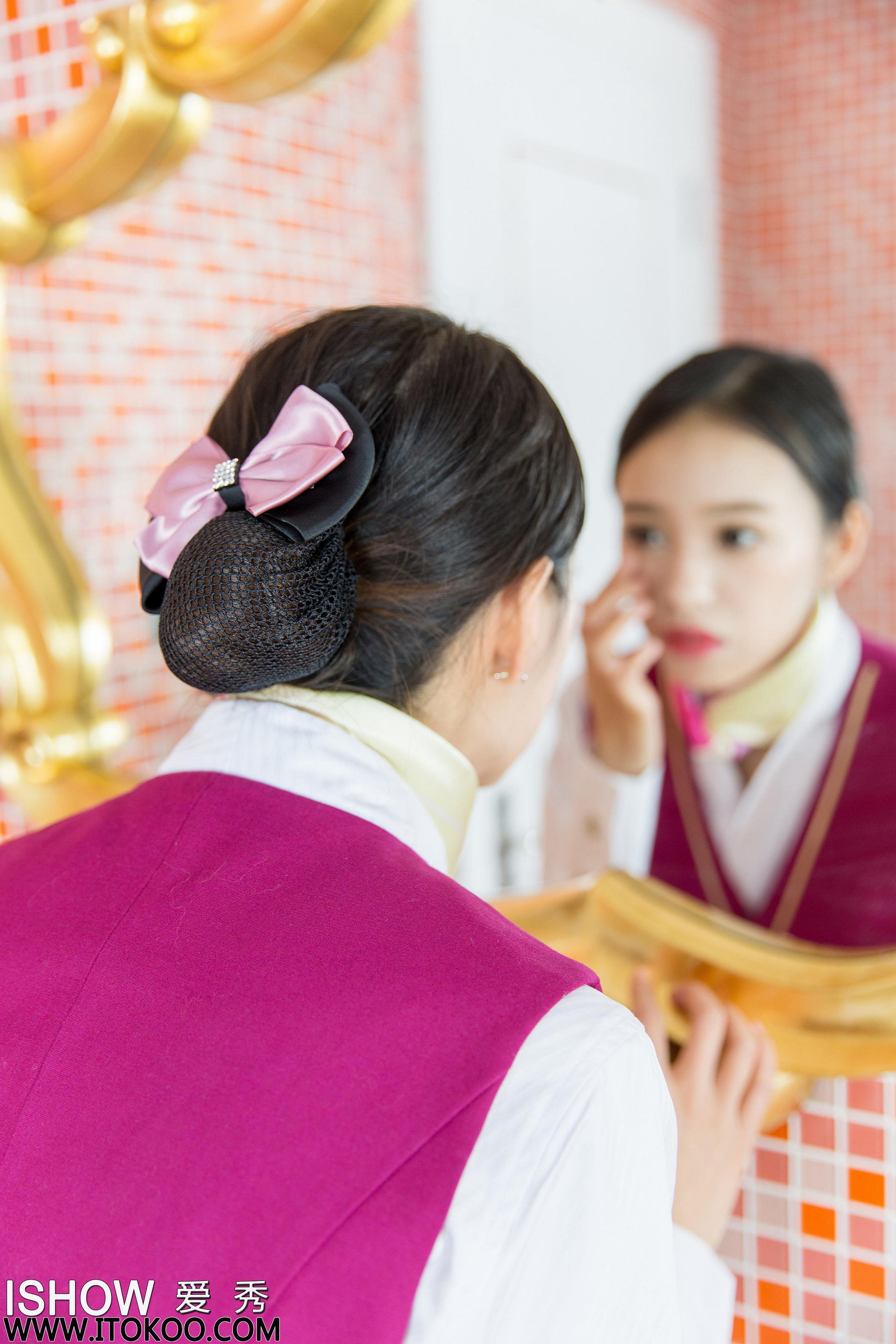 [ISHOW爱秀]2017-03-11 NO.092 性感空姐 馨雅Adela 红色制服与短裙加灰丝美腿私房写真集第1张