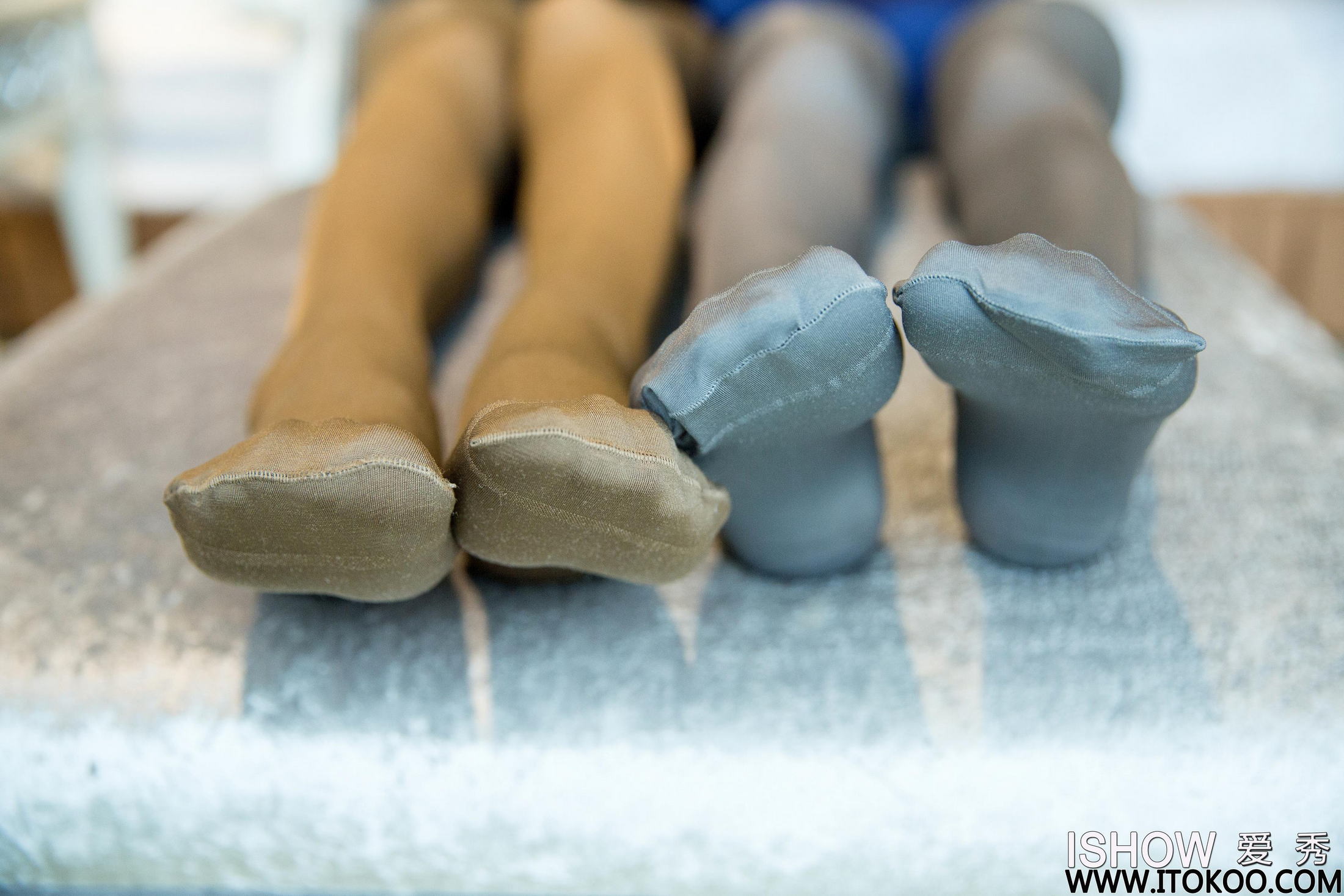 [ISHOW爱秀]2017-11-11 No.128 王雯雯 ＆ 关佳研 紫色紧身连身裙加性感丝袜美腿私房写真集第11张