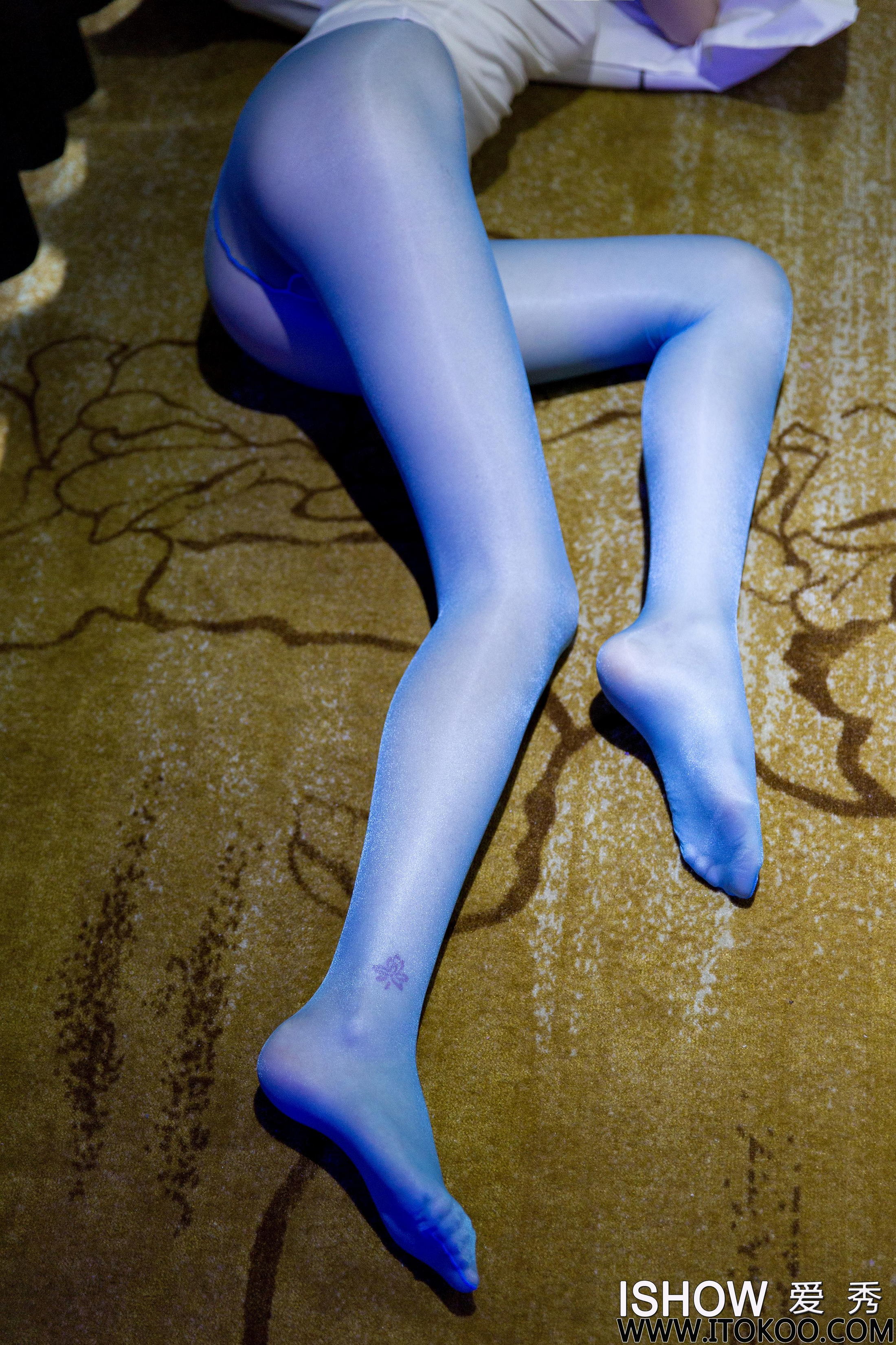 [ISHOW爱秀]NO.148 林沐沐Liny 白色性感背心加蓝色丝袜美腿私房写真集第9张