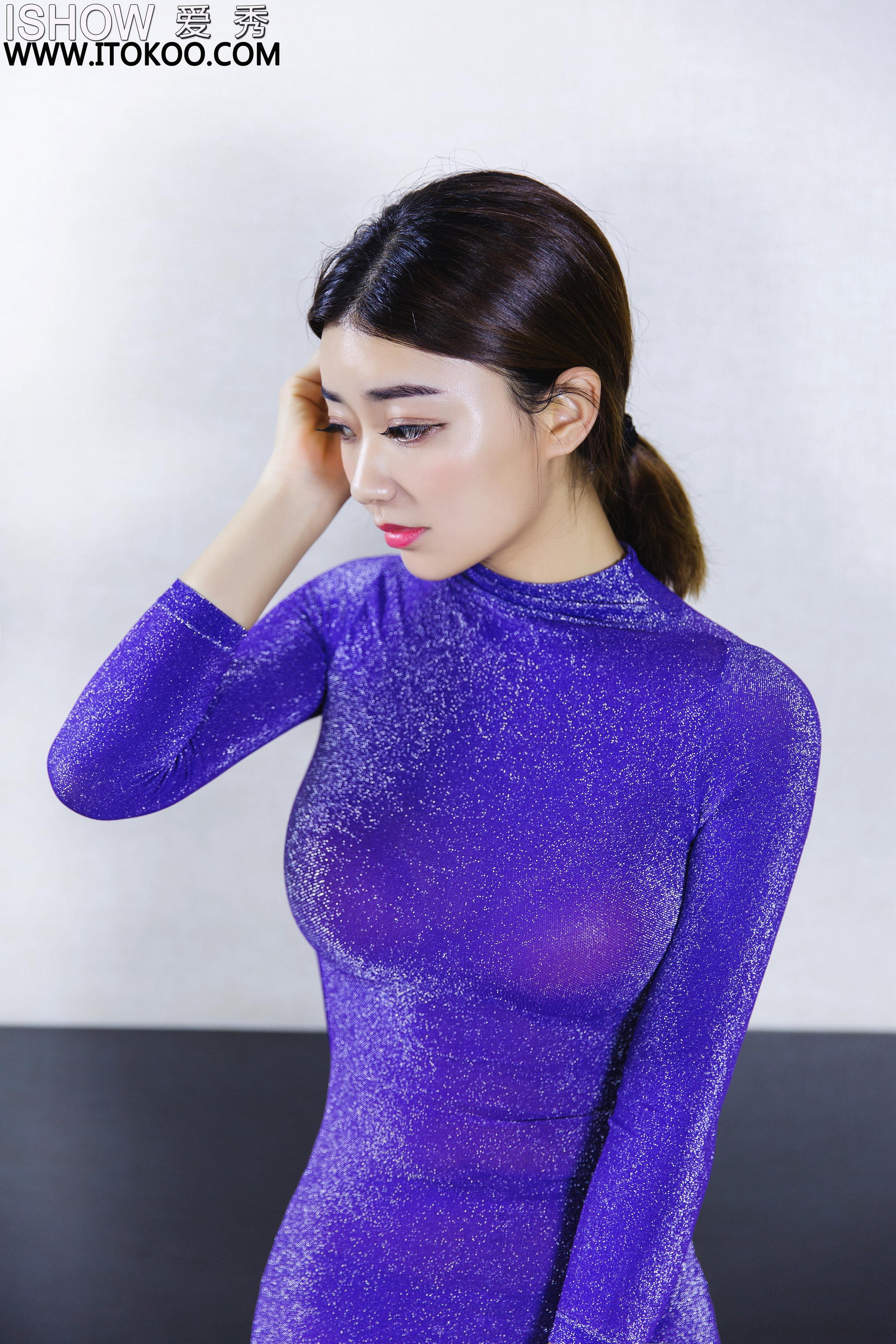 [ISHOW爱秀]NO.167 林琳Caroline 紧身透视裸背连衣裙加灰色丝袜美腿玉足性感私房写真集第4张