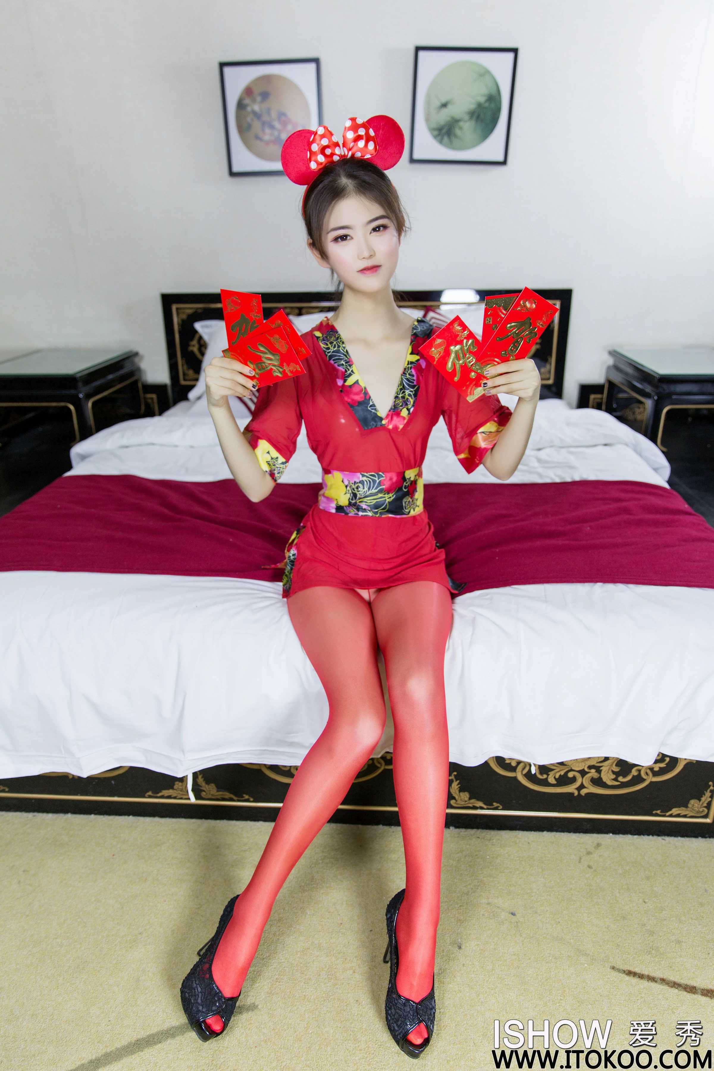 [ISHOW爱秀]NO.213 鼠你最美 杨伊伊Eva 红色透视情趣制服裙加红色丝袜美腿性感私房写真集第4张