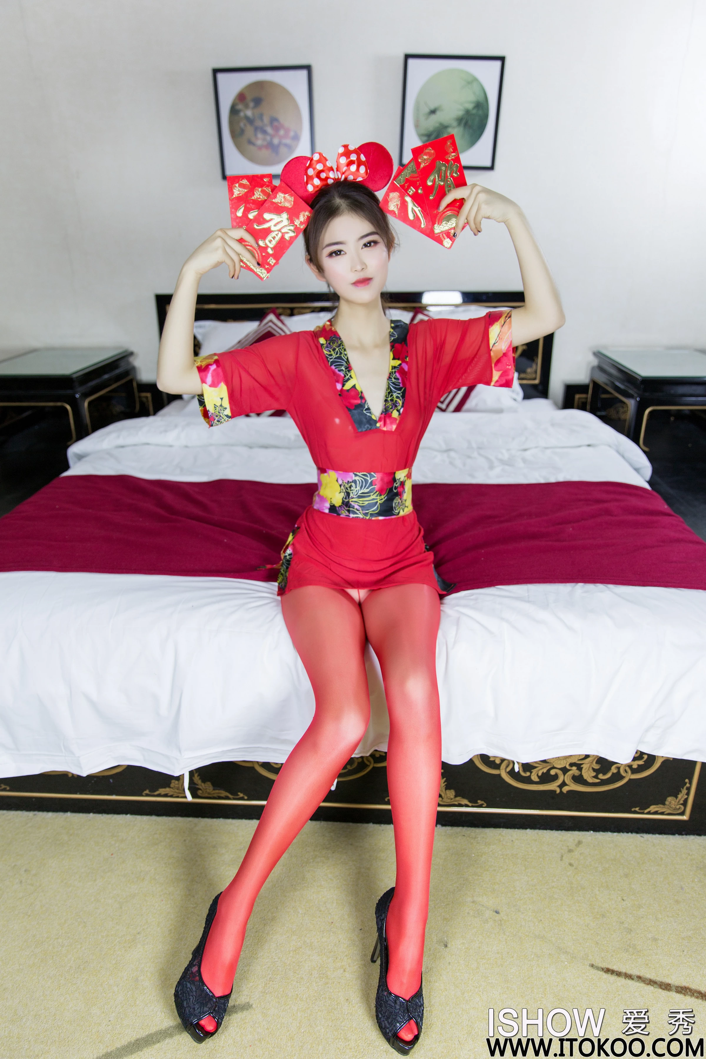 [ISHOW爱秀]NO.213 鼠你最美 杨伊伊Eva 红色透视情趣制服裙加红色丝袜美腿性感私房写真集第4张