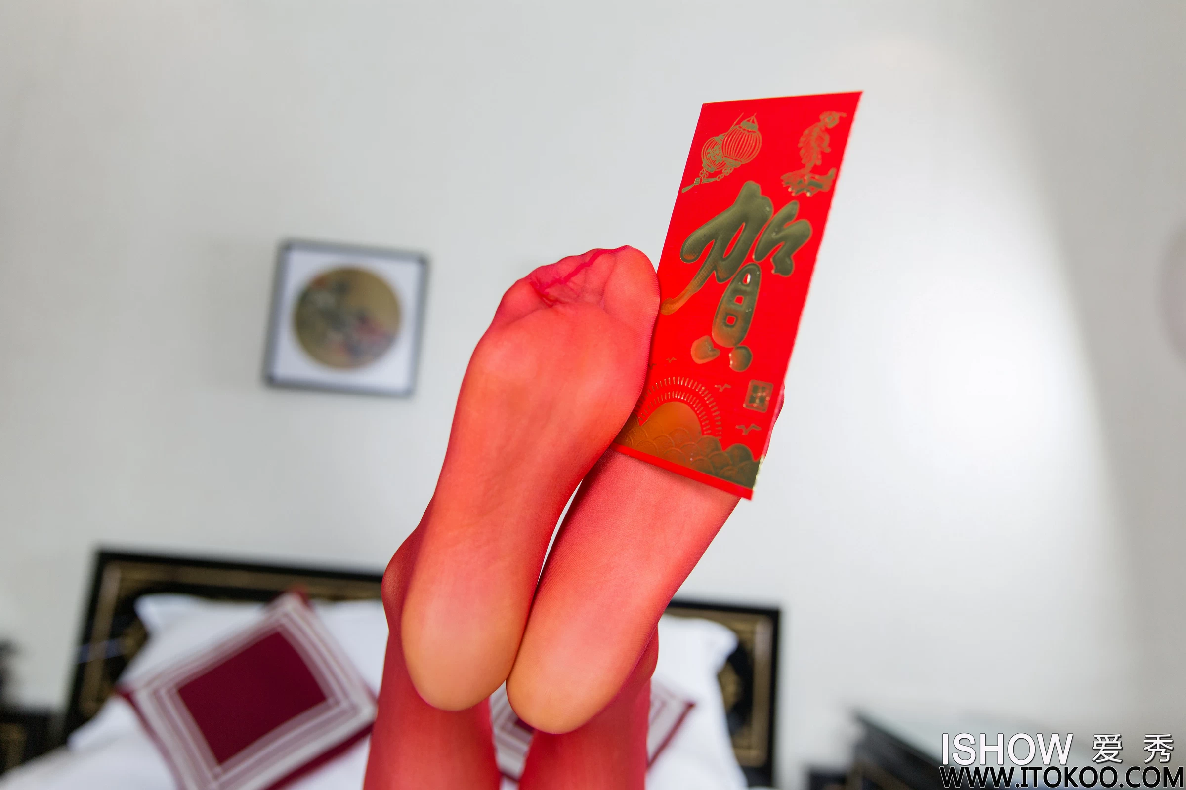 [ISHOW爱秀]NO.213 鼠你最美 杨伊伊Eva 红色透视情趣制服裙加红色丝袜美腿性感私房写真集第7张