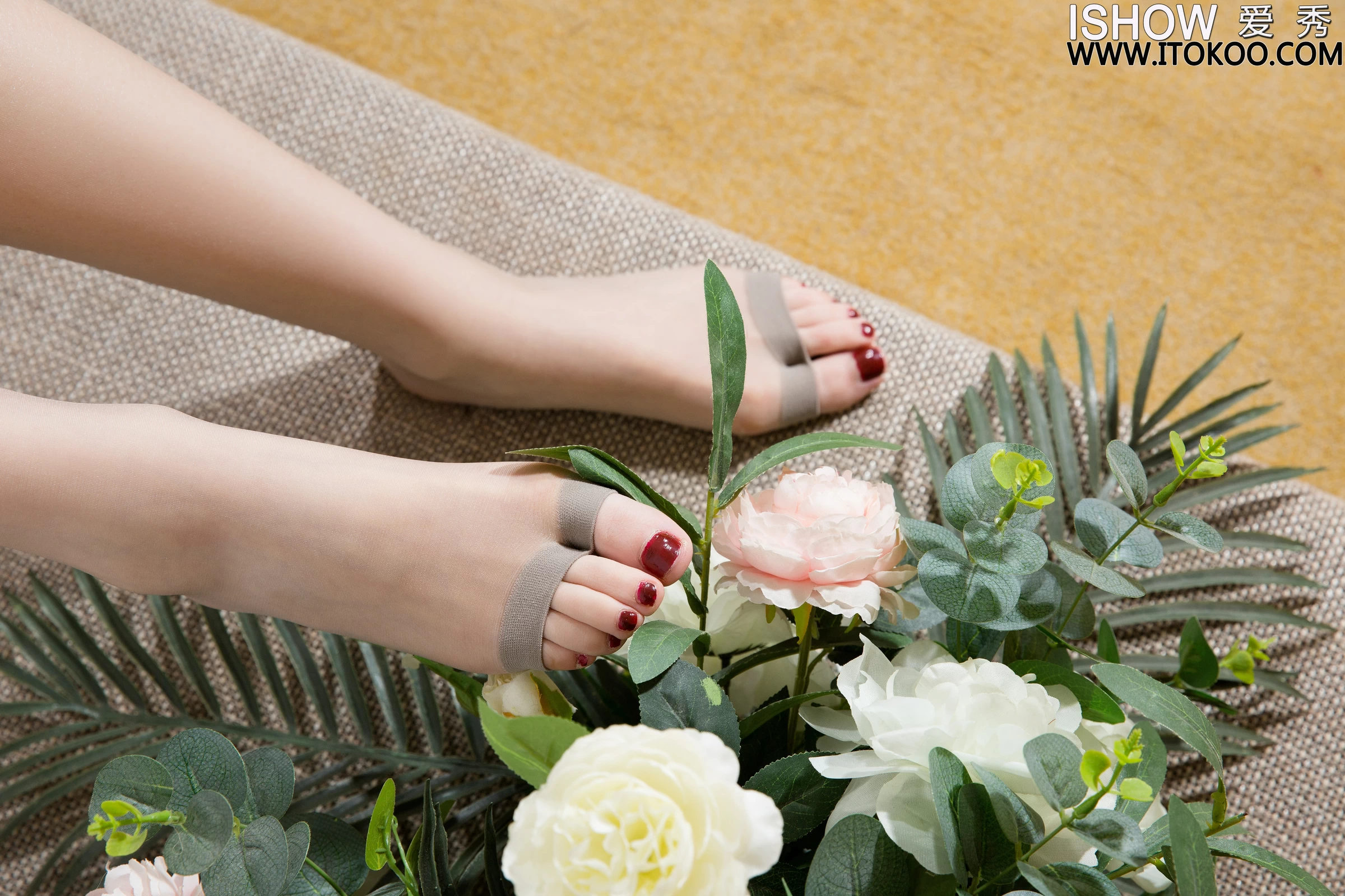 [ISHOW爱秀]2023-09-23 NO.383 田蜜Mia 蓝色旗袍与黑色紧身连衣裙加黑丝美腿性感私房写真集第10张