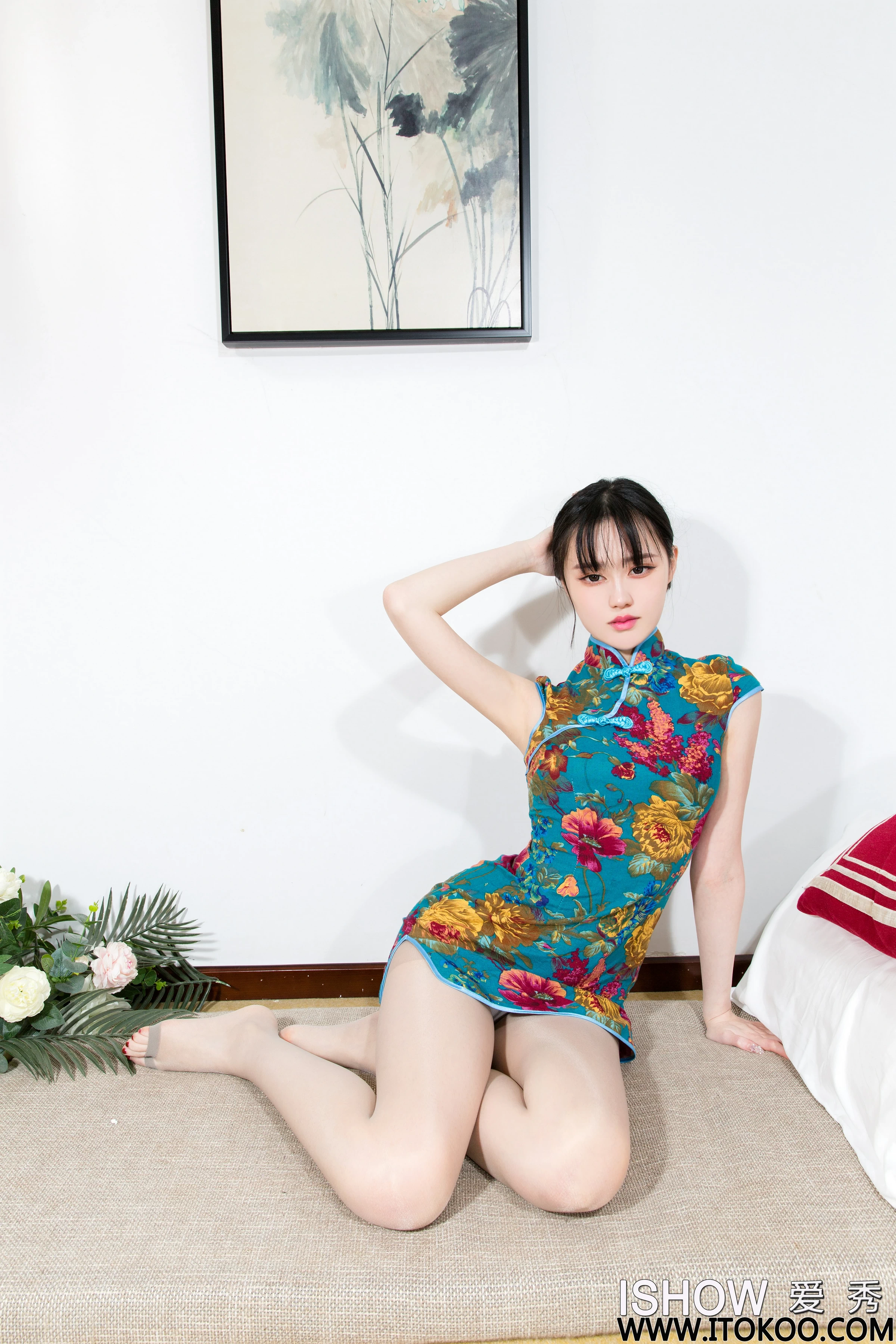 [ISHOW爱秀]2023-09-23 NO.383 田蜜Mia 蓝色旗袍与黑色紧身连衣裙加黑丝美腿性感私房写真集第12张