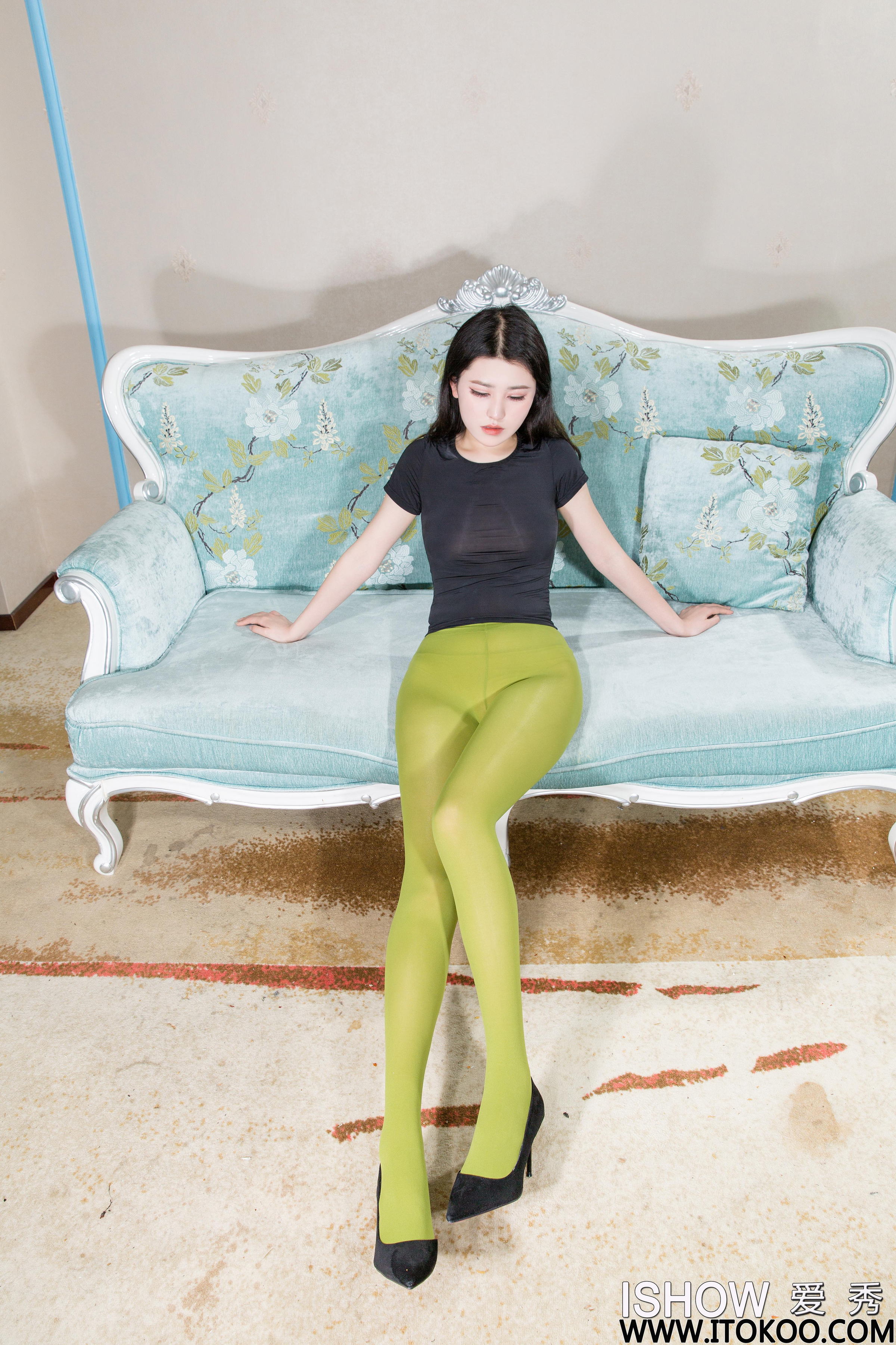 [ISHOW爱秀]2024-07-13 NO.424 薛婧雯Jill 黑色紧身透视短袖加牛油果色打底丝裤袜性感私房写真集第4张