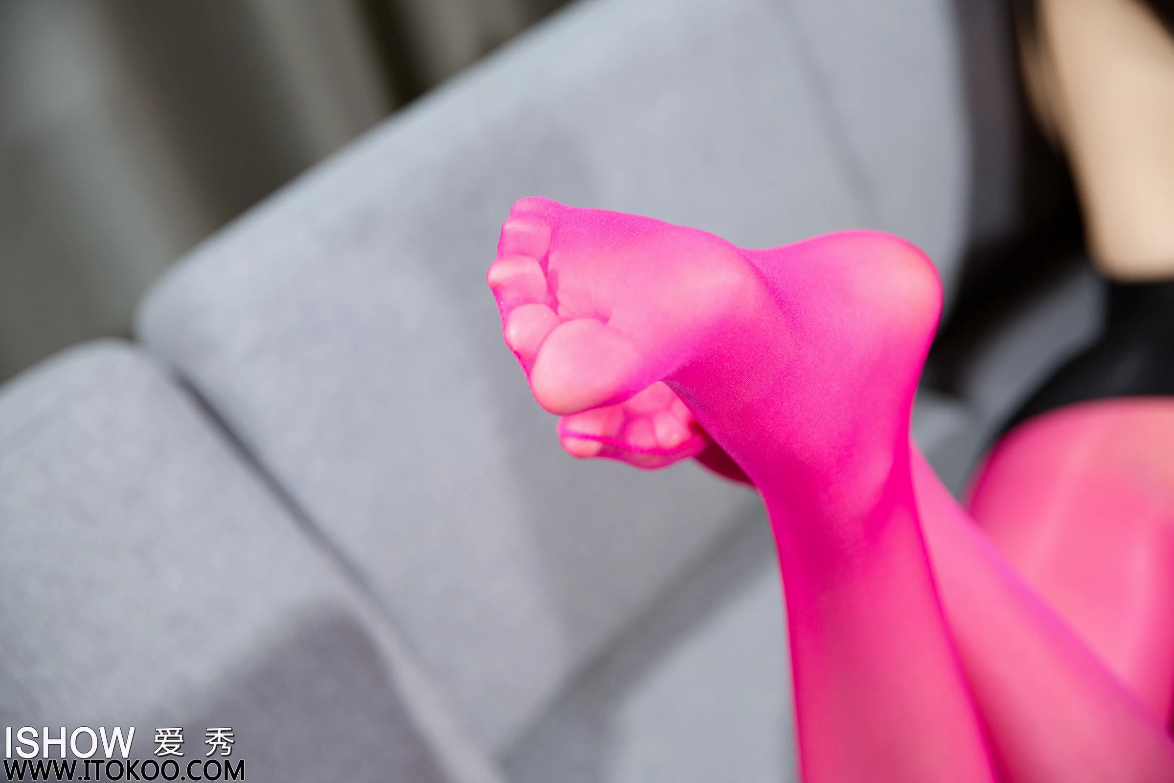 [ISHOW爱秀]2023-07-01 NO.371 熟女人妻 香流苏Sophi 紧身裸背连衣裙加灰丝美腿性感私房写真集第10张