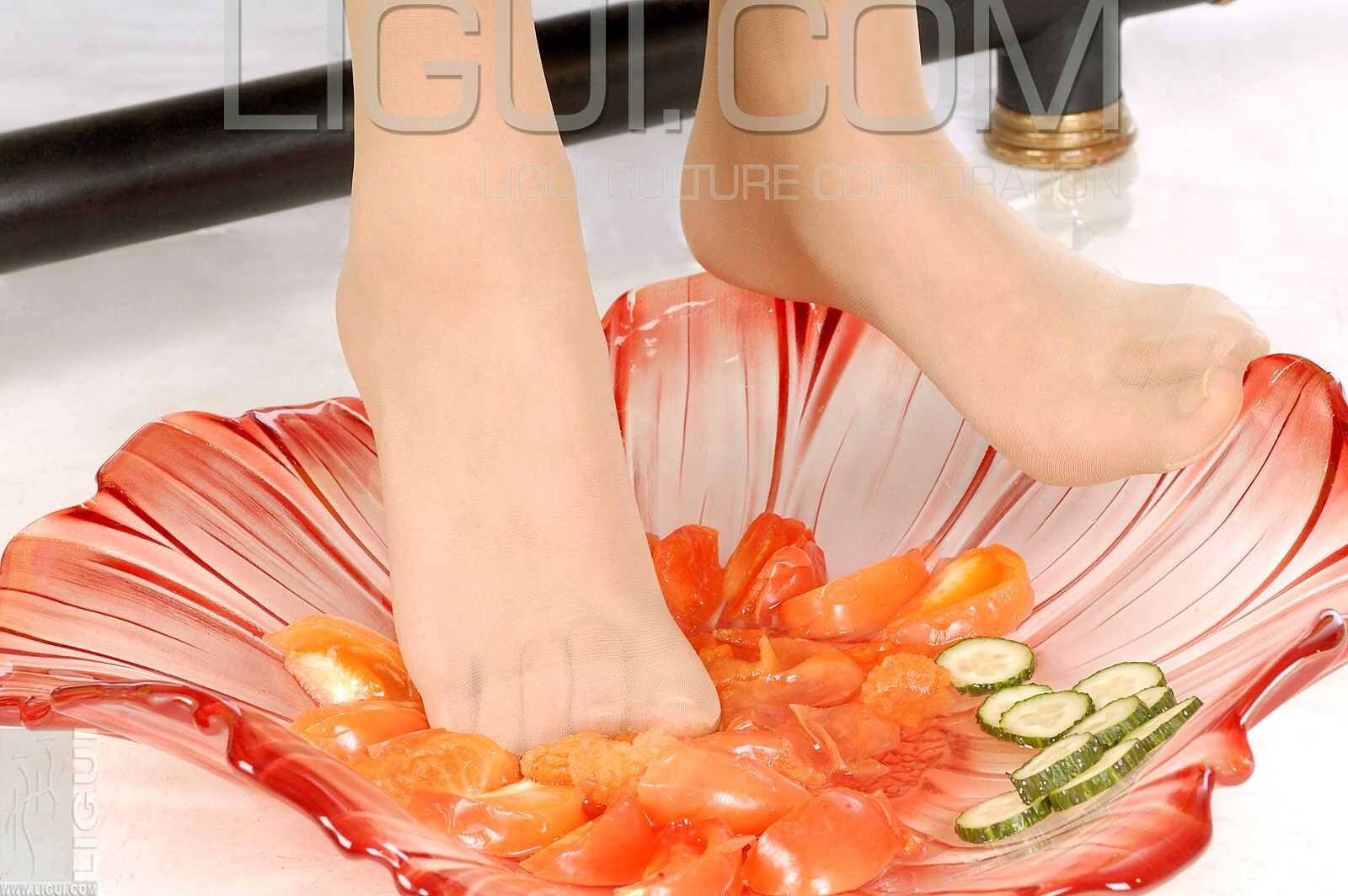 [丽柜LiGui] Model 丝丝《美足踩踏蔬菜》写真图片第11张