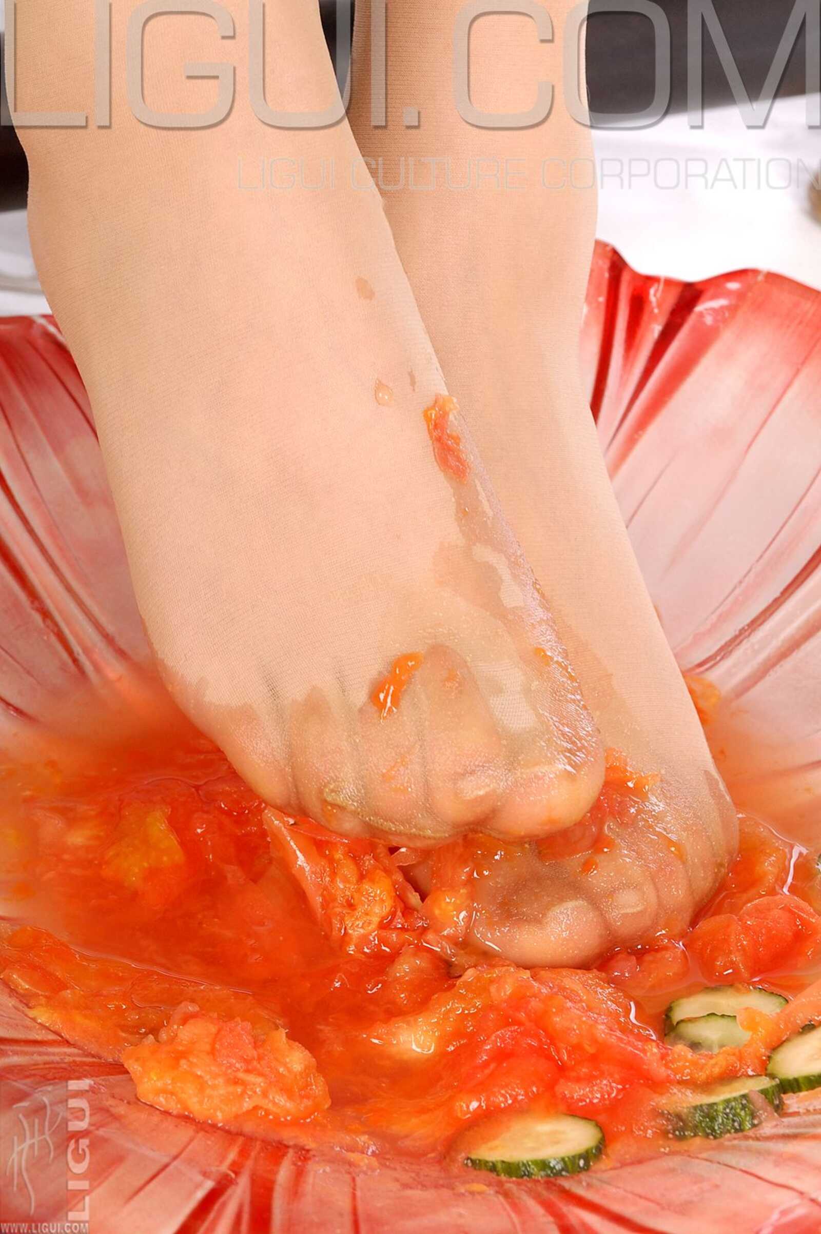 [丽柜LiGui] Model 丝丝《美足踩踏蔬菜》写真图片第7张