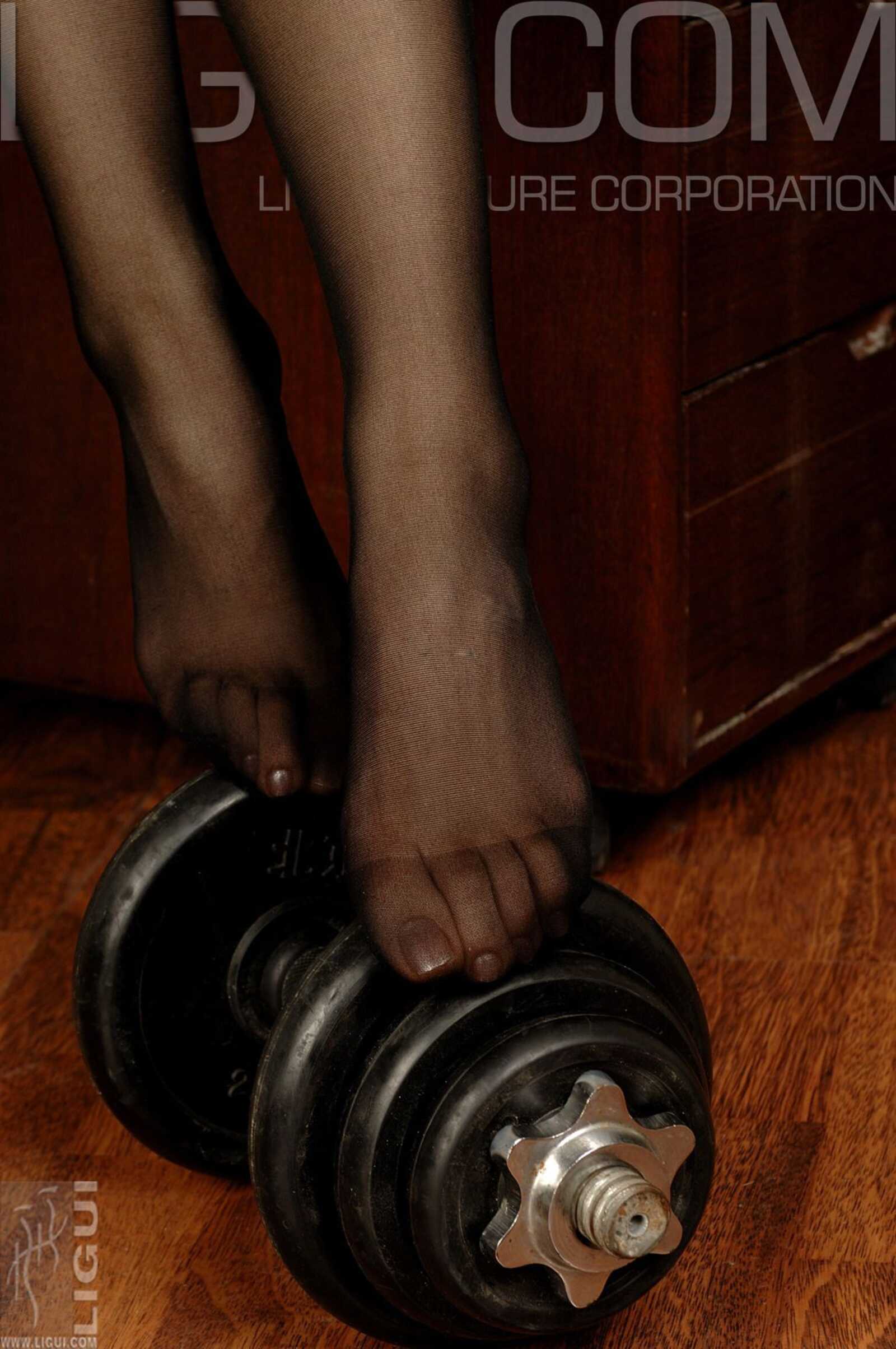 [丽柜LiGui] Model 海伦《丝襪的诱惑》丝足写真集图第5张