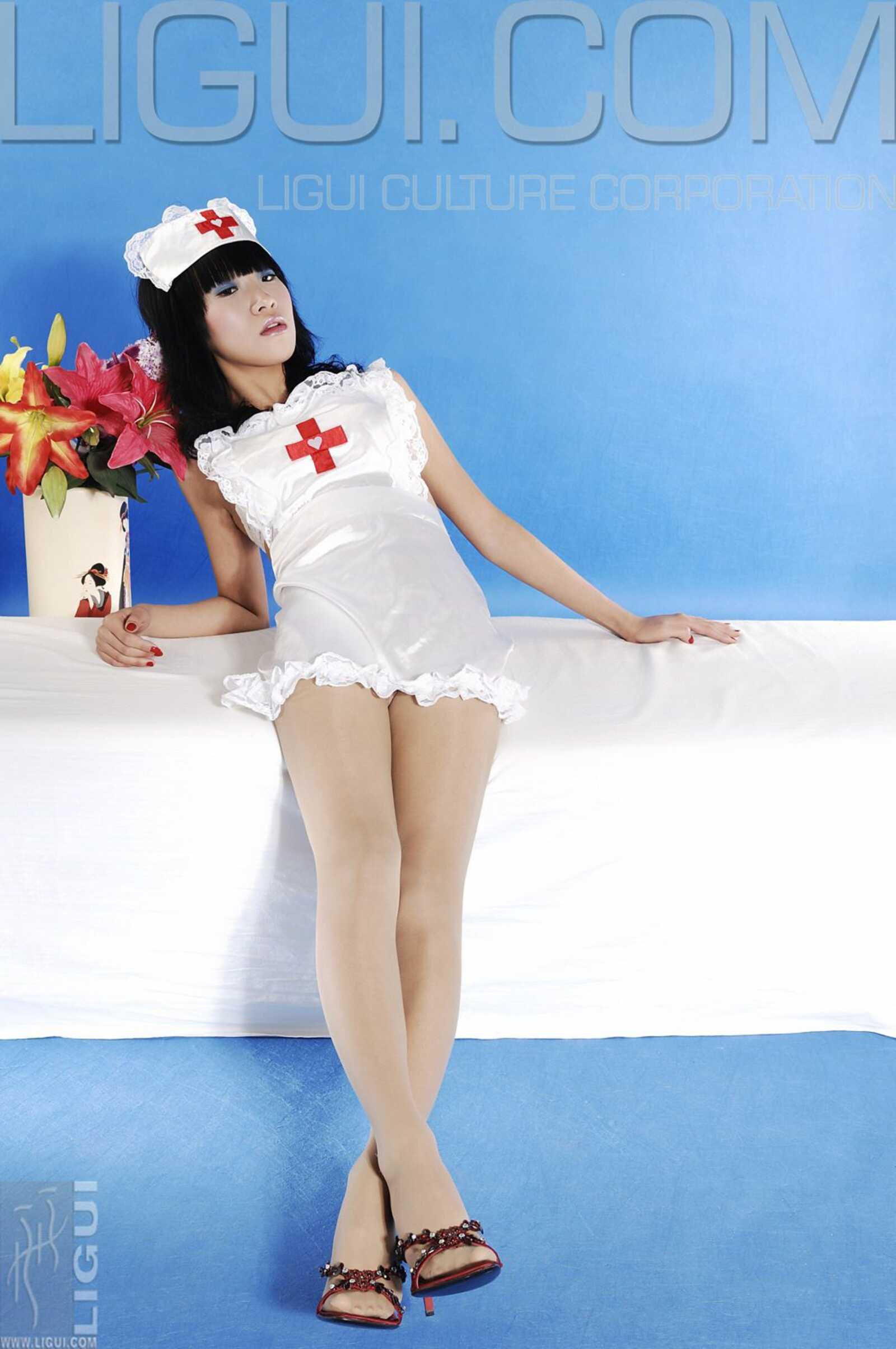 [丽柜LiGui] Model 伊园《肉丝小护士》丝足写真图片第2张