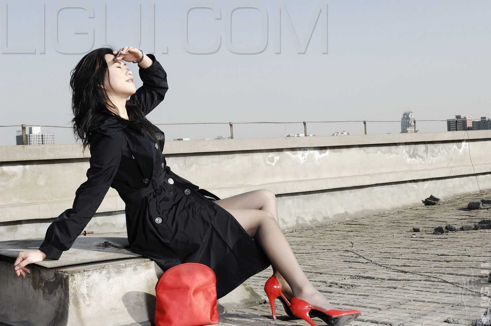 [丽柜LiGui] Model 程海伦《紅與黑》丝足写真图片第3张