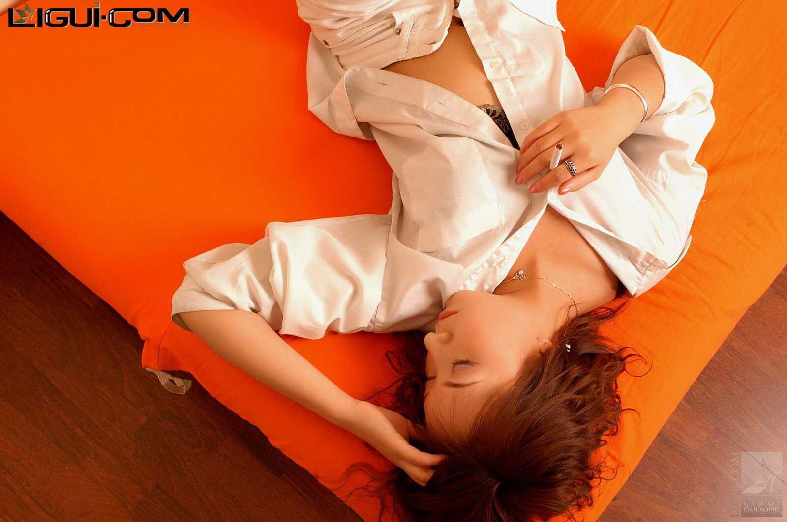 [丽柜LiGui] Model 英子《桔黄沙发》丝足写真图片第4张