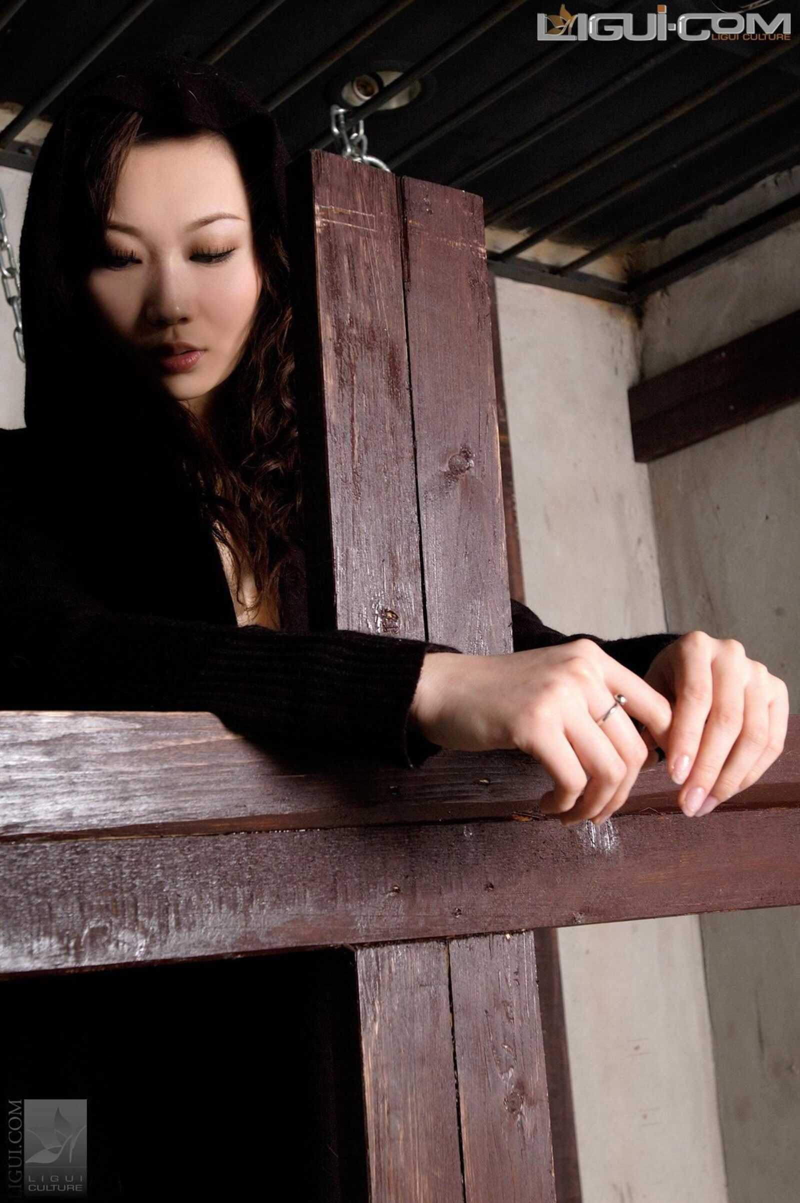 [丽柜美束LiGui] Model 露露《黑丝镣铐》丝足写真图第4张