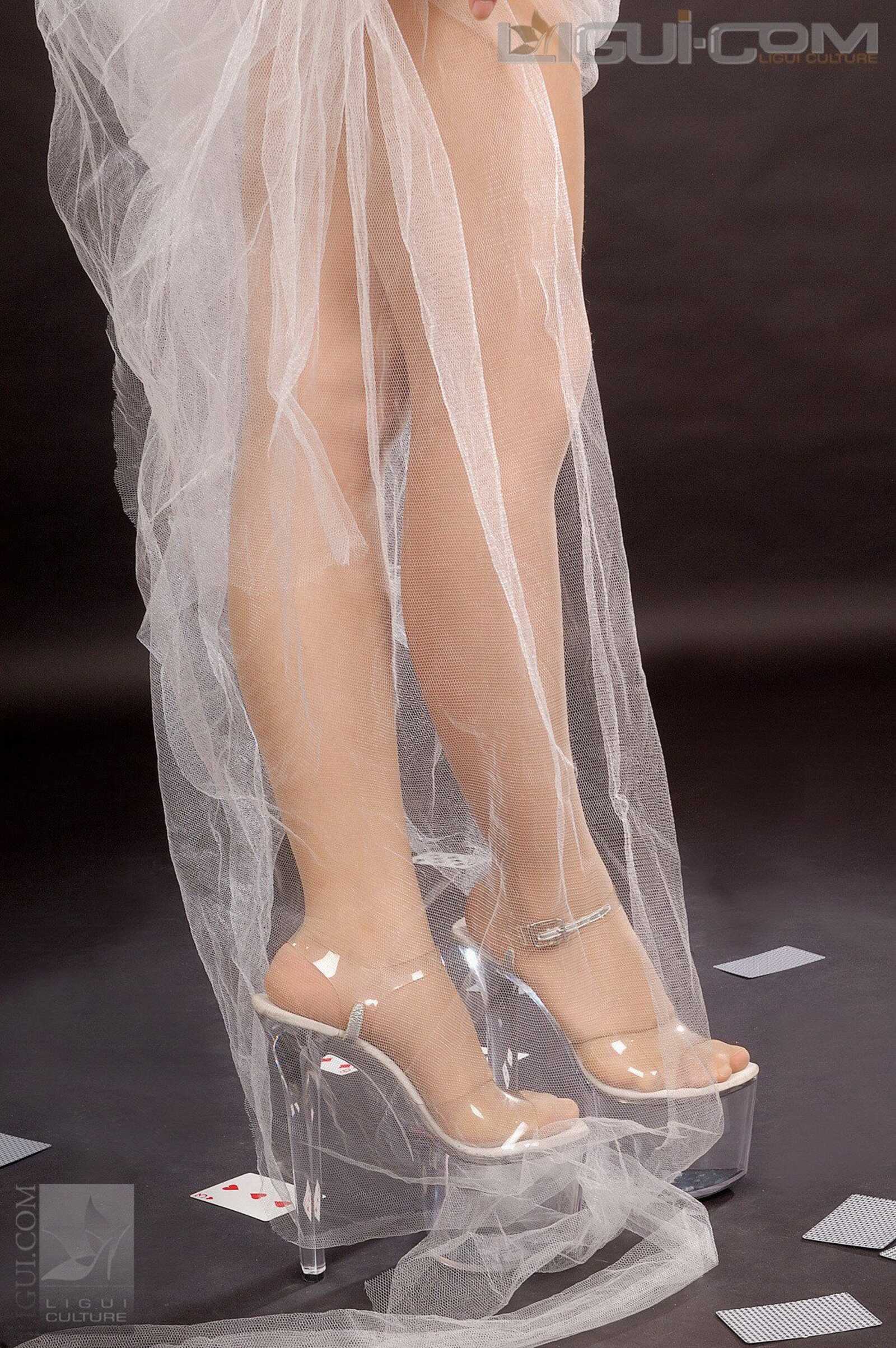 Model 玲玲《熟妇秀牌技 白纱凉高跟》 [丽柜LiGu第2张
