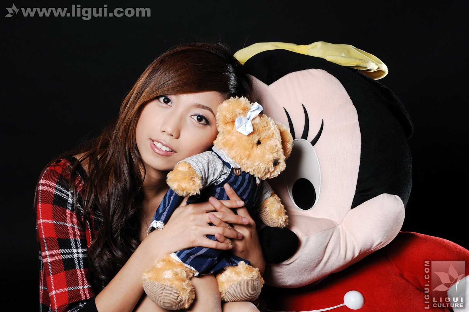 Model 梦娜《与玩偶之间的丝袜美足嬉戏》 [丽柜第6张