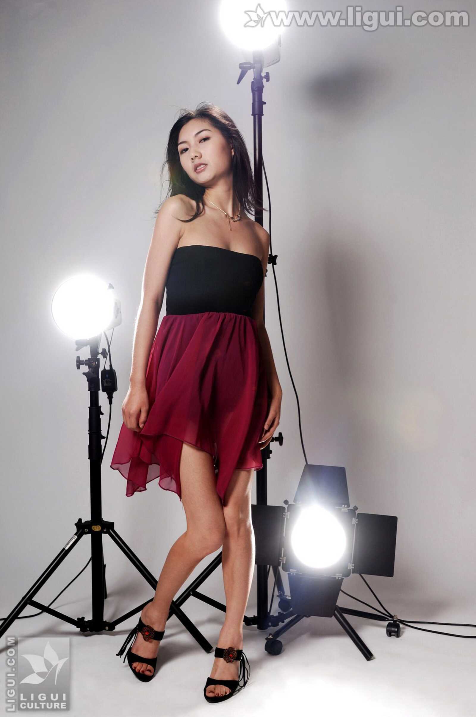Model 丝丝《摄影棚里模特展示妖娆高跟》 [丽柜第3张