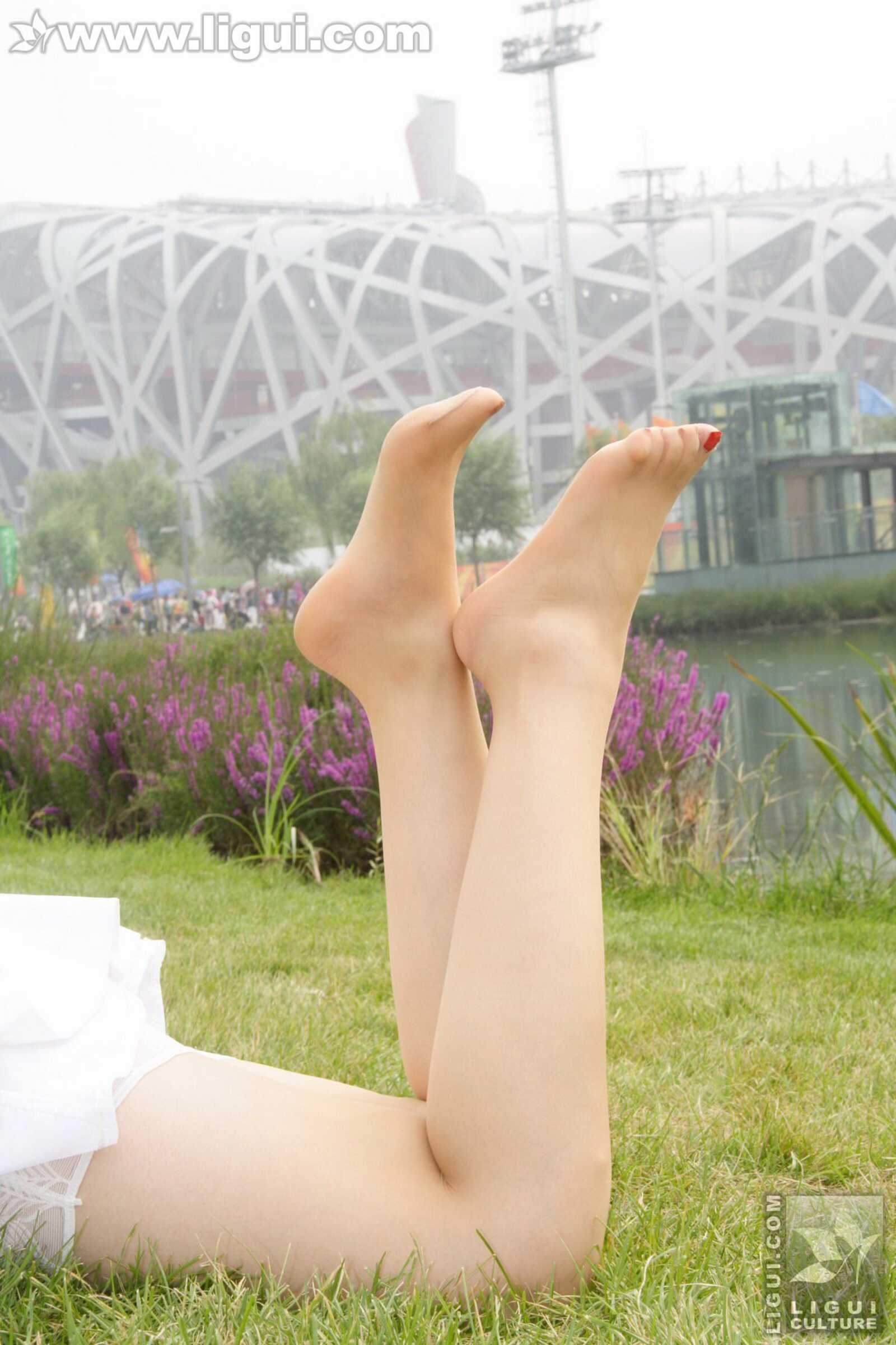 Model 幕子《草地上展现多姿美腿》 [丽柜LiGui] 丝第7张
