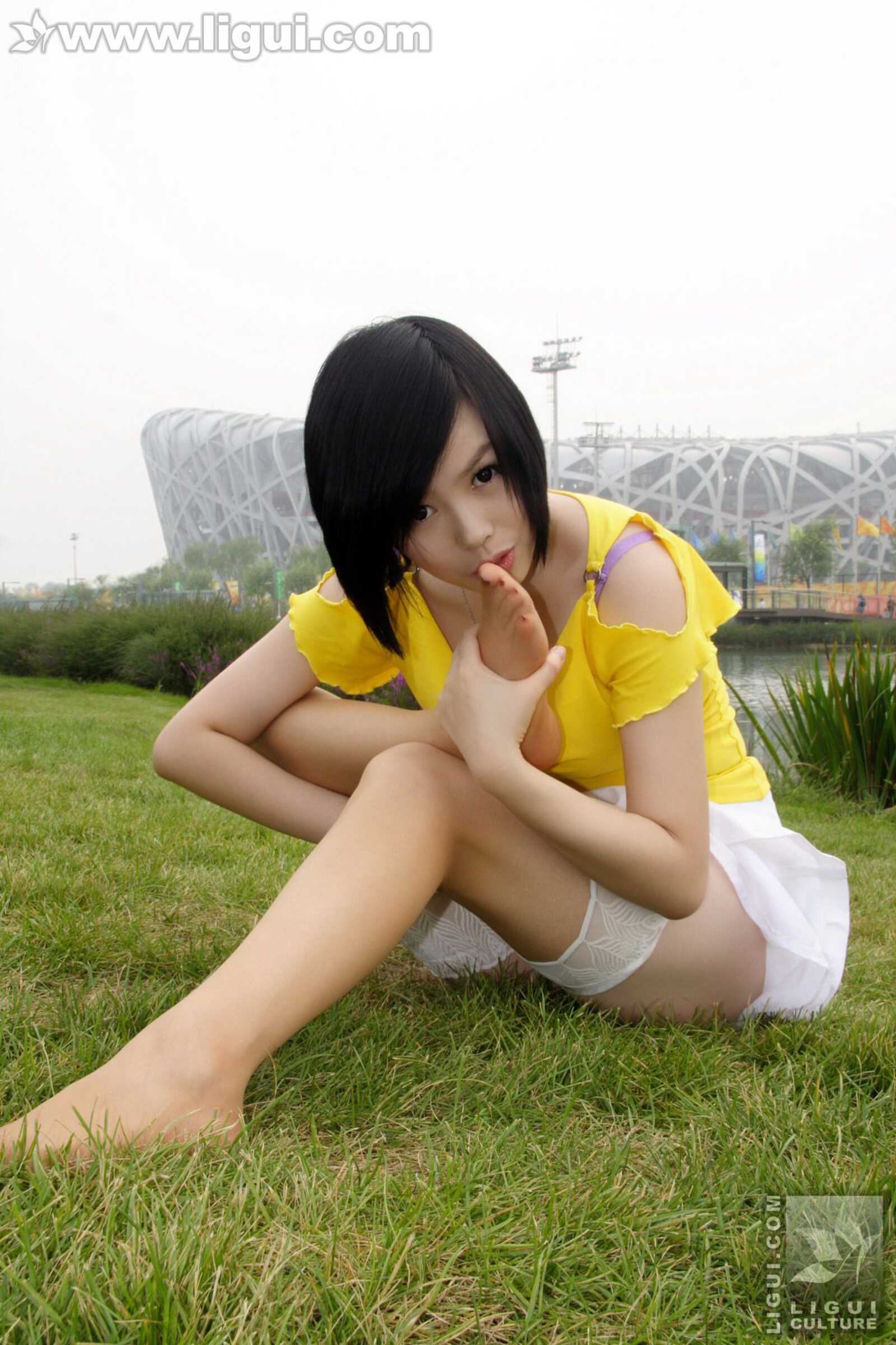 Model 幕子《草地上展现多姿美腿》 [丽柜LiGui] 丝第2张